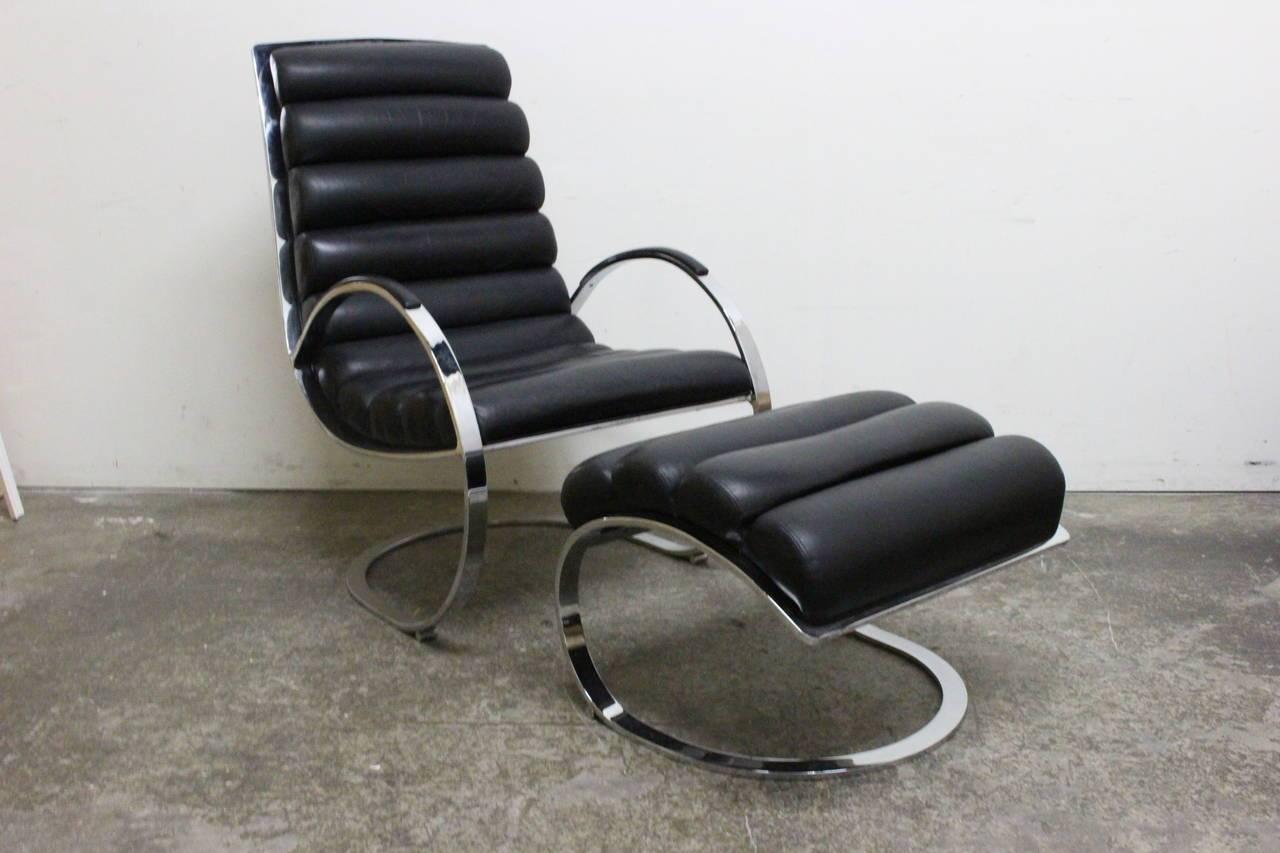 Great structural curved body lounge chair and ottoman in the style of Milo Baughman. The chair´s backrest, seat and footstool base is made of leather on a high quality flat chrome-plated steel frame. 

Dimensions: 27" x 33" x 41"