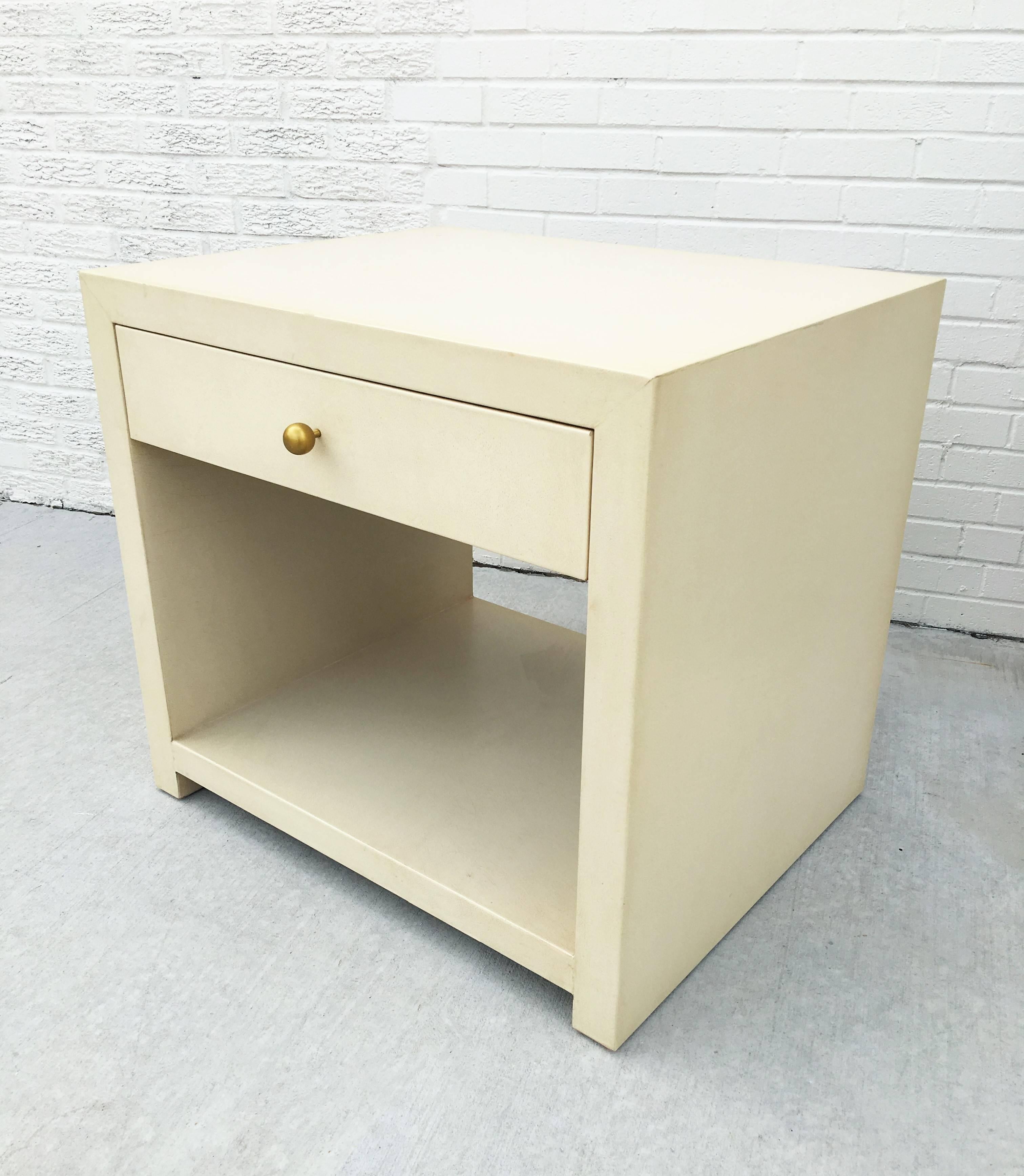 Mid-Century Modern Pair of Stunning Vintage Side Tables/Nightstands in the Style of Karl Springer For Sale