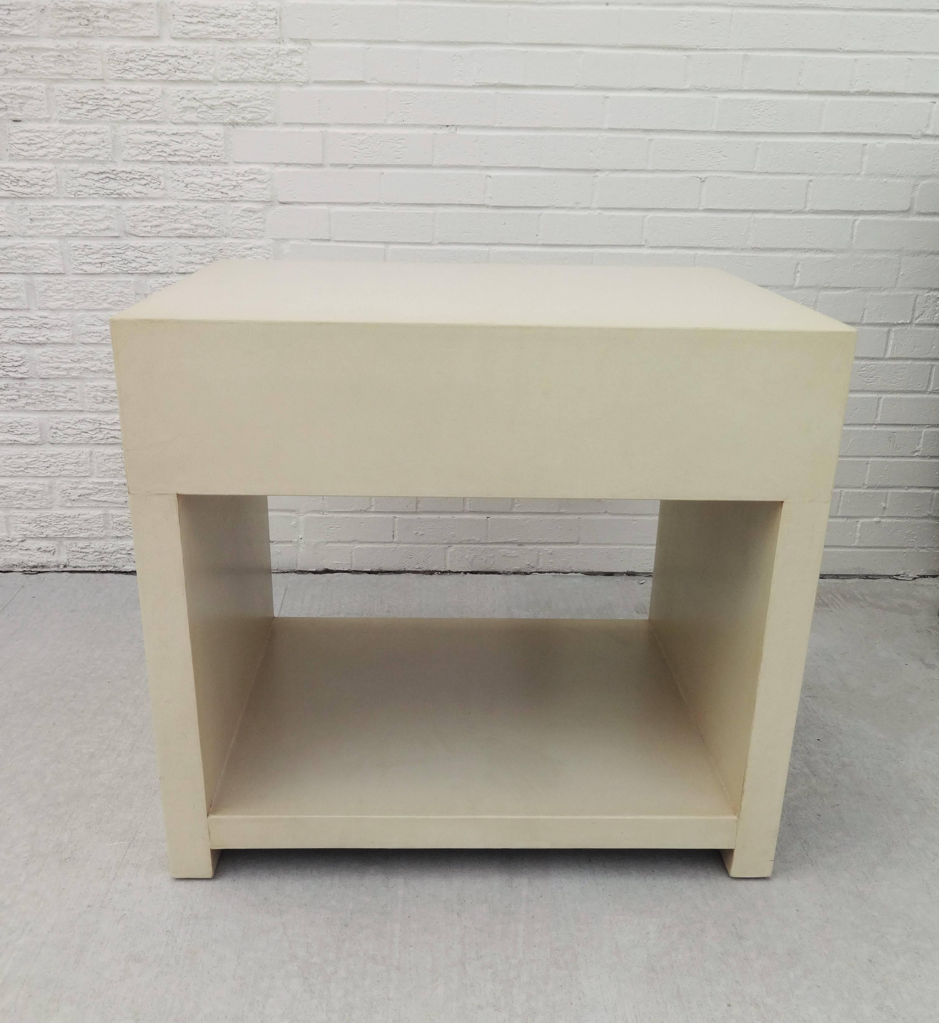 20th Century Pair of Stunning Vintage Side Tables/Nightstands in the Style of Karl Springer For Sale