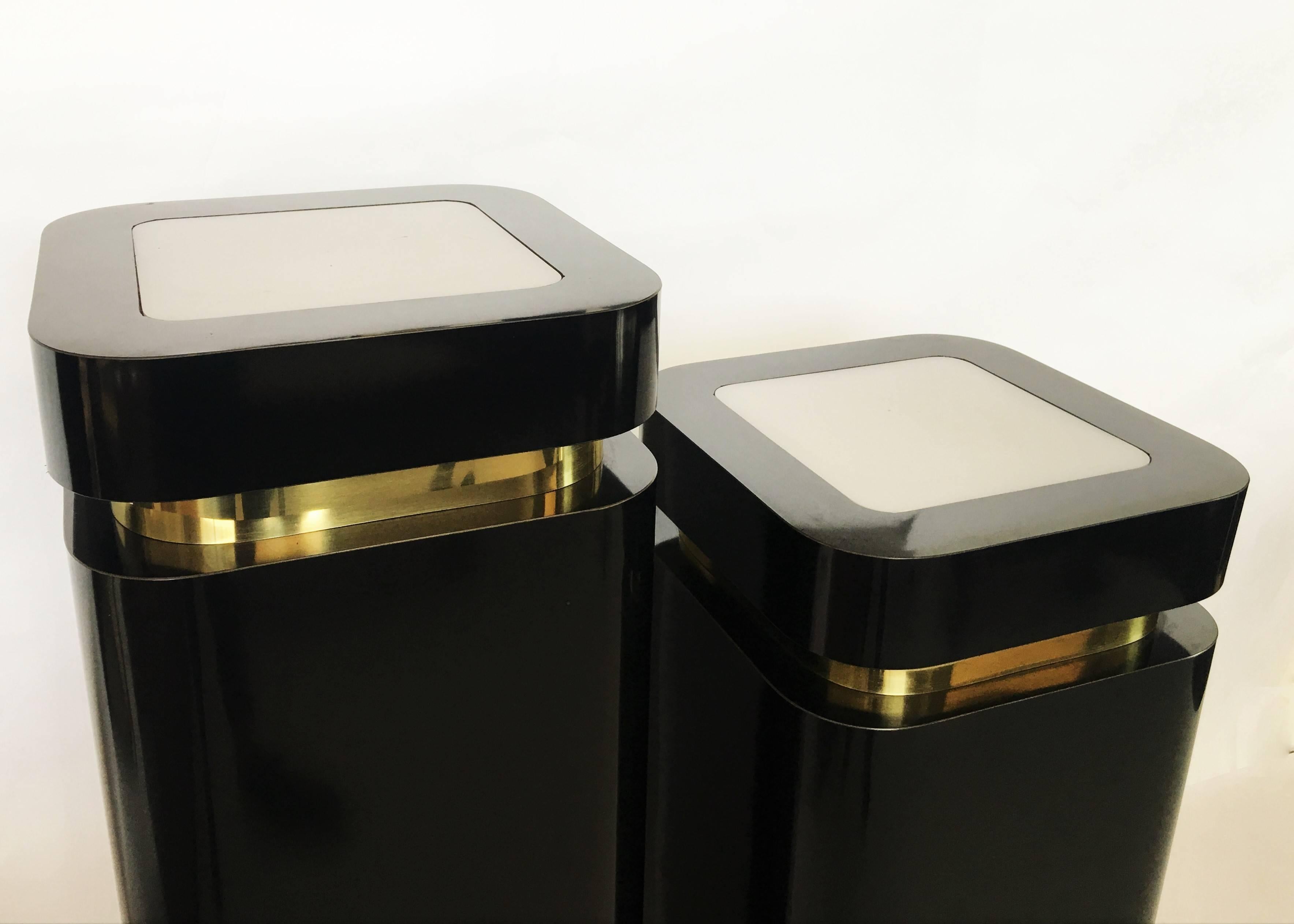 Pair of Black Lacquer and Brass Pedestals In Excellent Condition For Sale In Dallas, TX