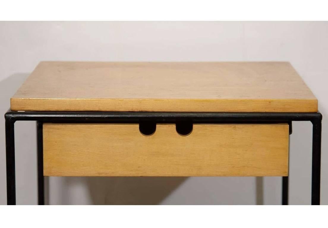 American Minimalist Design Side/End Table by Paul McCobb For Sale
