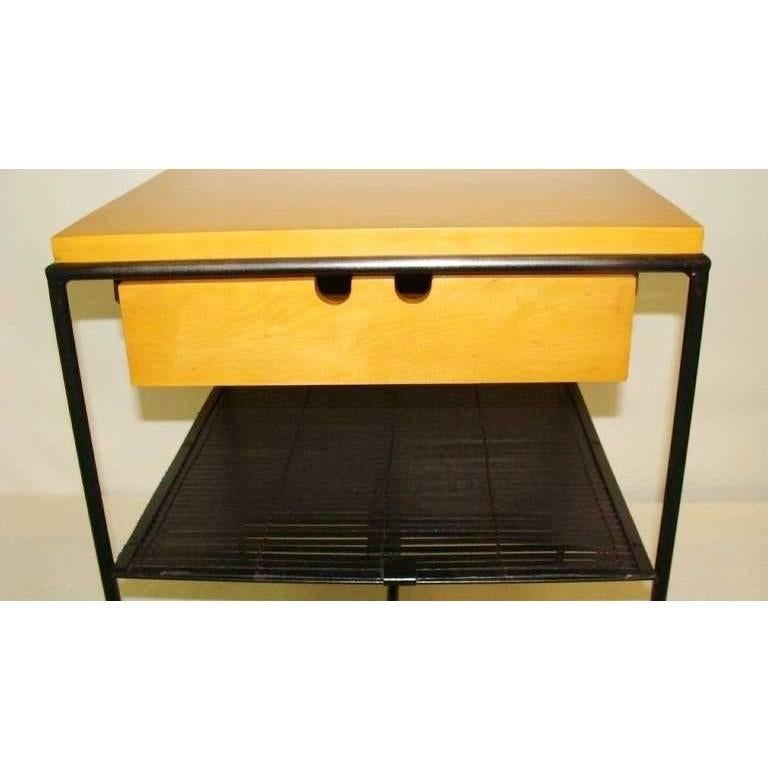 Mid-Century Modern Minimalist Design Side/End Table by Paul McCobb For Sale