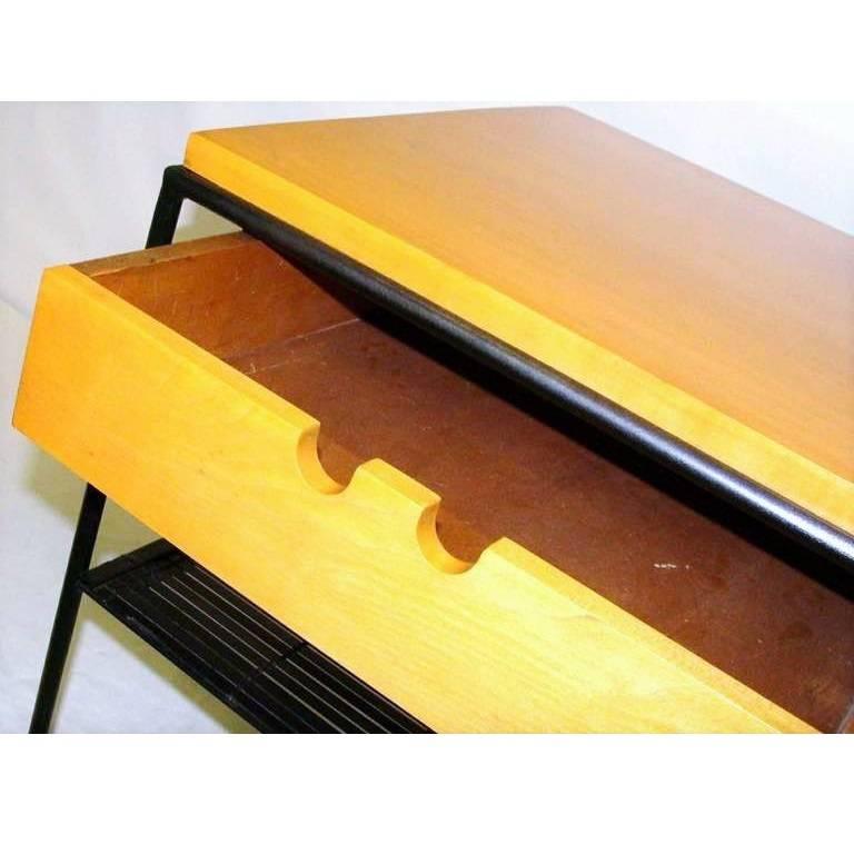 Mid-20th Century Minimalist Design Side/End Table by Paul McCobb For Sale
