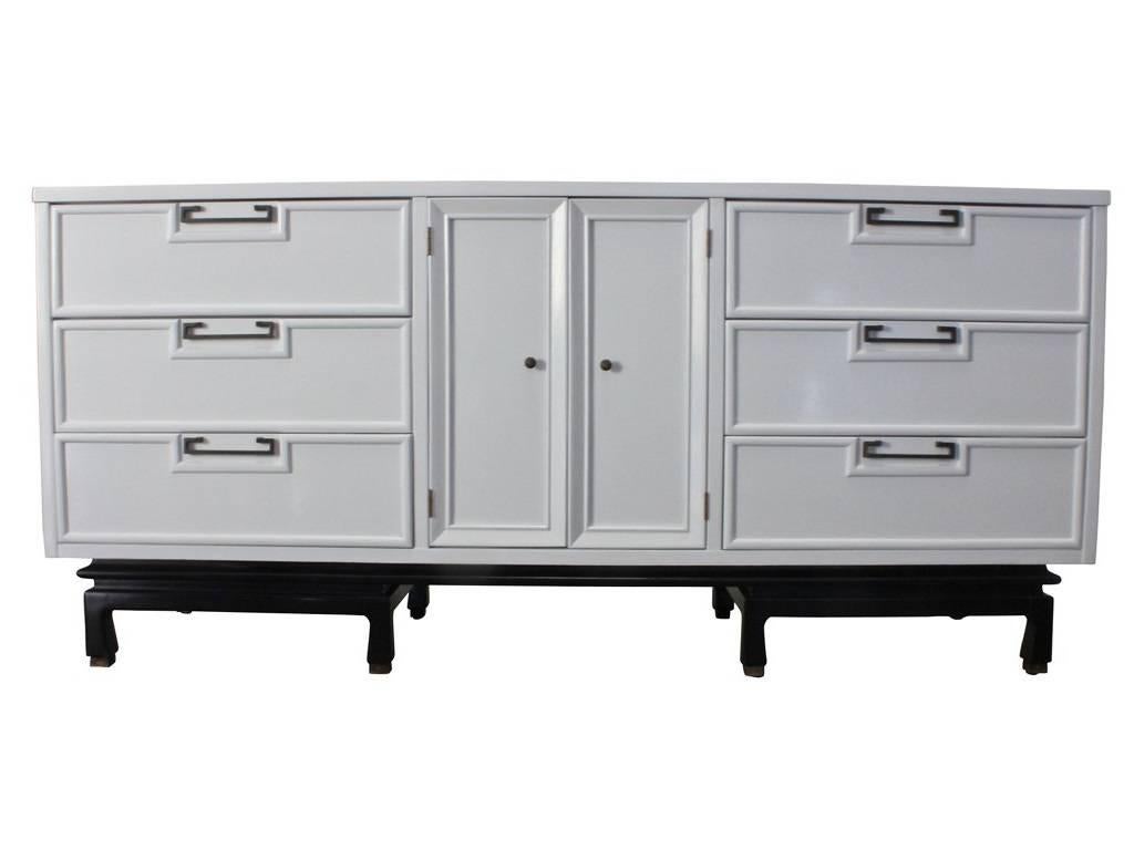 Lacquered American of Martinsville Dresser in White and Black Lacquer For Sale