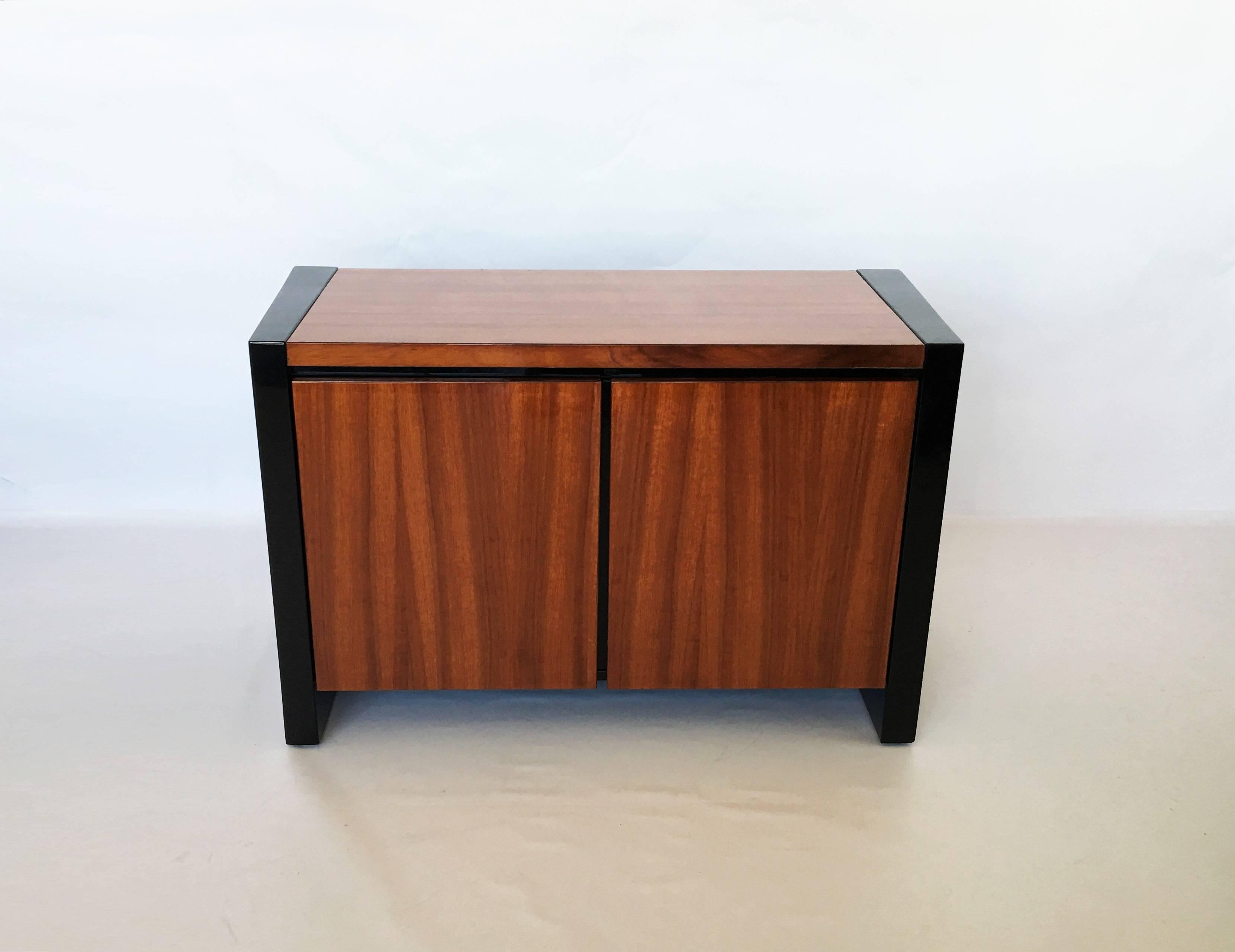 Late 20th Century Pair of Black Lacquer and Koa Wood Nightstands by Henredon For Sale