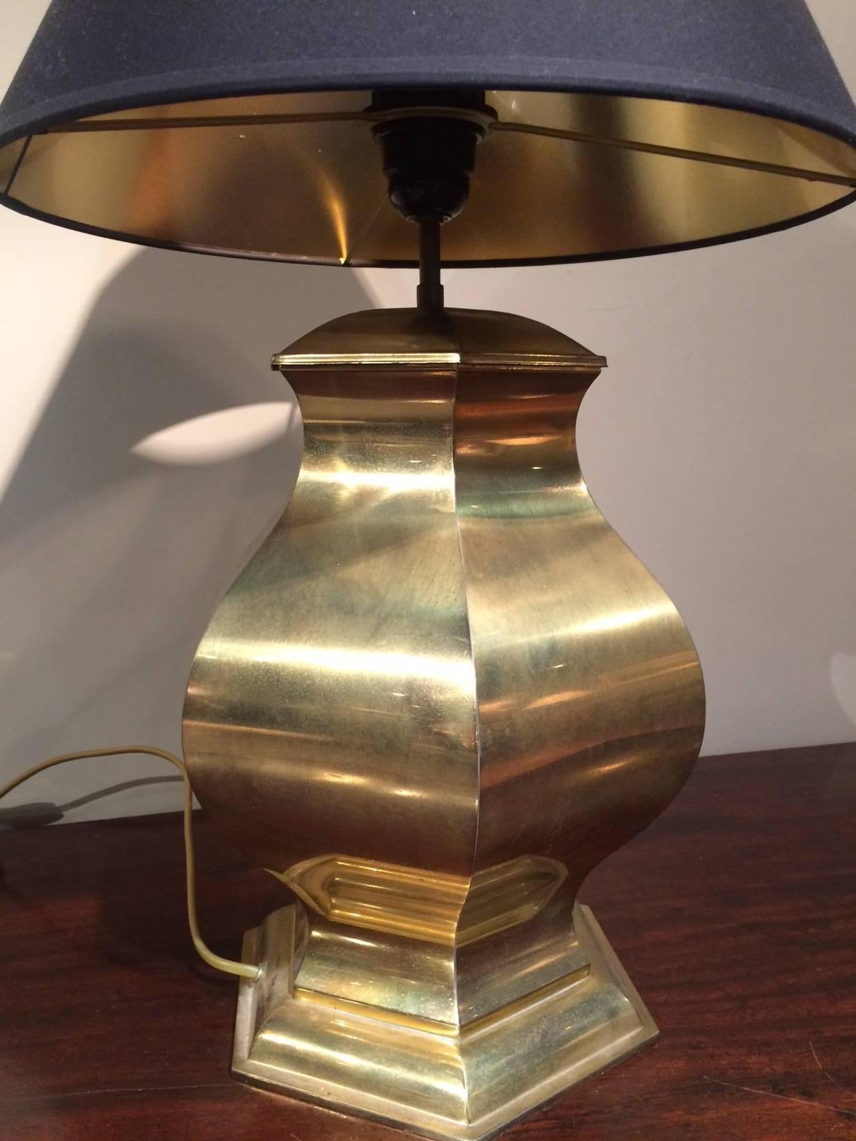 A fabulous brass Art Deco style lamp. 

Black and gold lined lampshade included in the price.

Wired and ready to turn on.

 