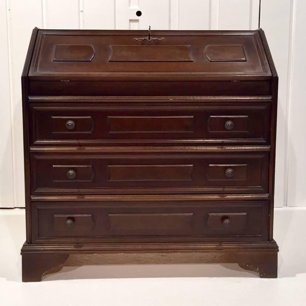 Very fine antique wooden secretary desk, in style of George III period, circa 1810. Slant lid with pull out supports opens to a fitted interior. Leather writing can be added. Lower section having 4 graduated drawers. Key is included. Good condition.