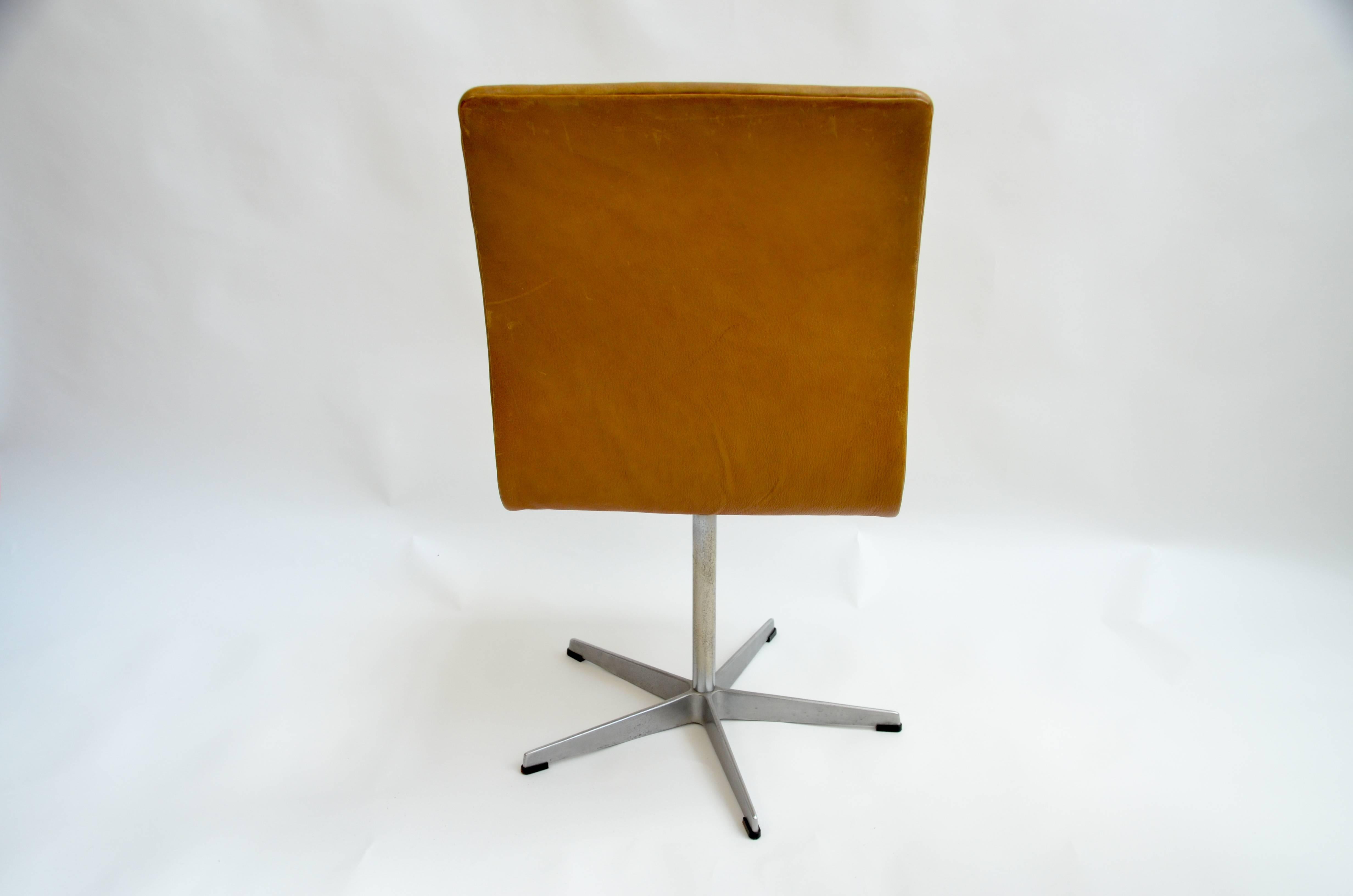 Early Oxford chair in beautiful patinated old leather designed by Arne Jacobsen for Fritz Hansen.
 