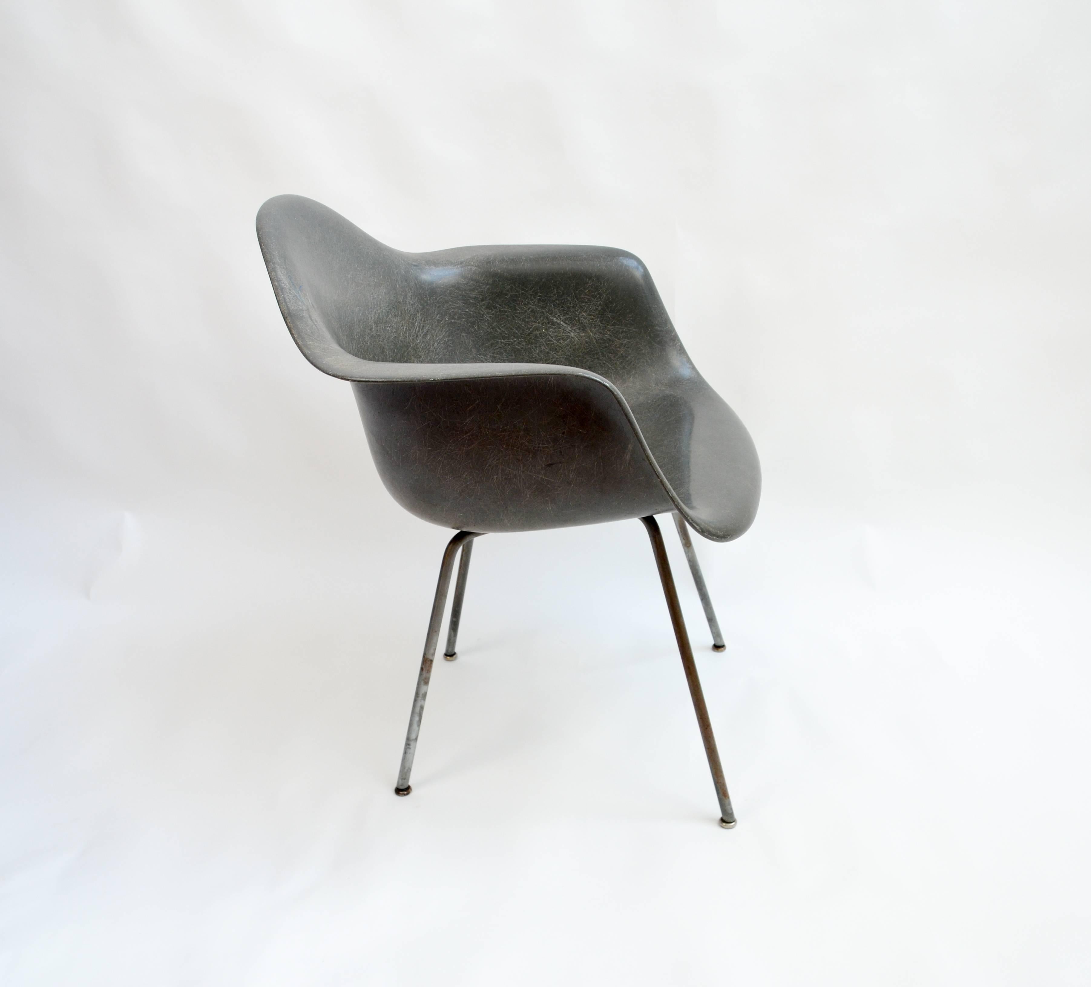 Early "Plastic armchair" by Charles Eames, 1950-1953.
This grey DAX armchair is all original, has a non-rope edge, and the original Herman Miller label.