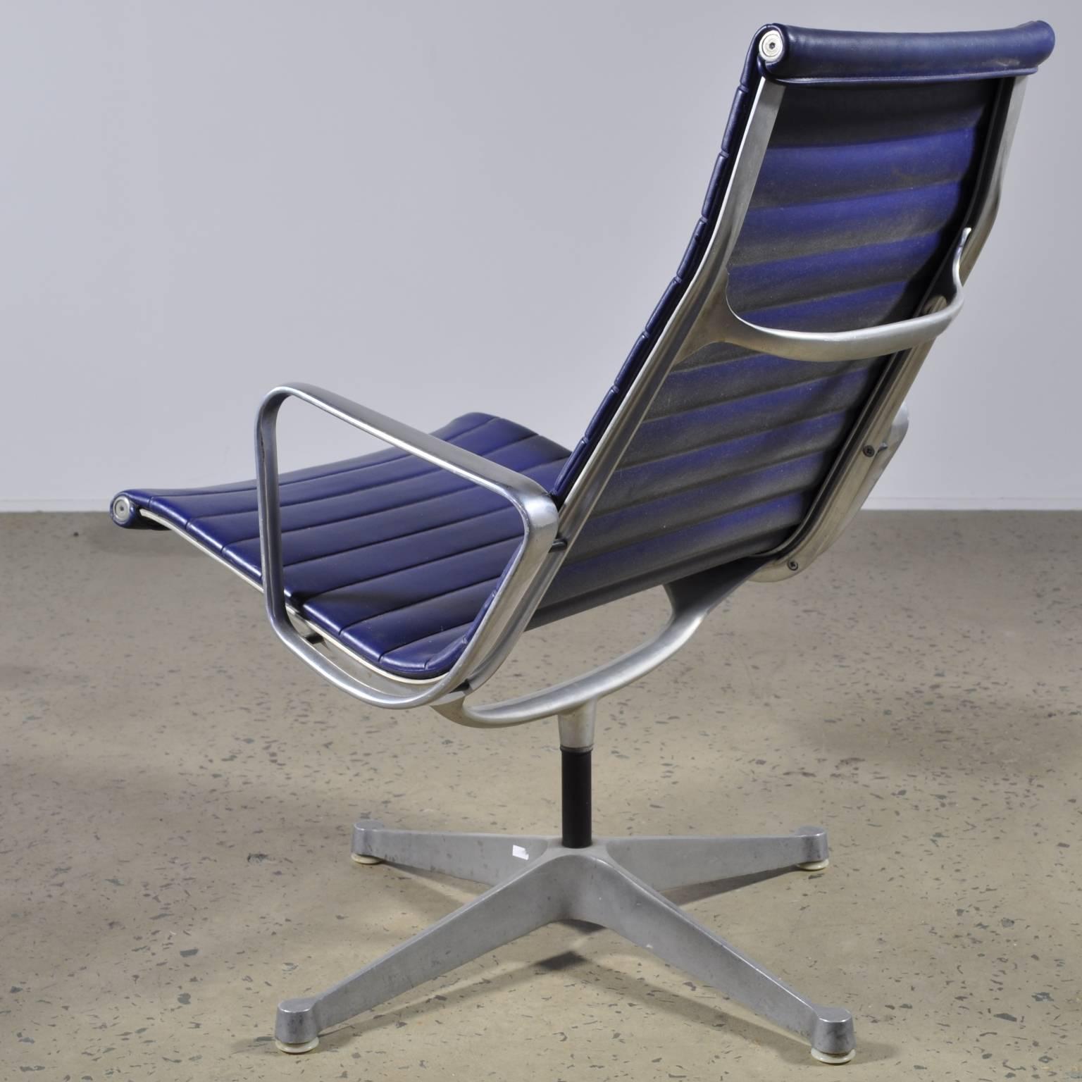 Mid-Century Modern Blue Leather Eames Aluminum Group Lounge Chair by Herman Miller For Sale