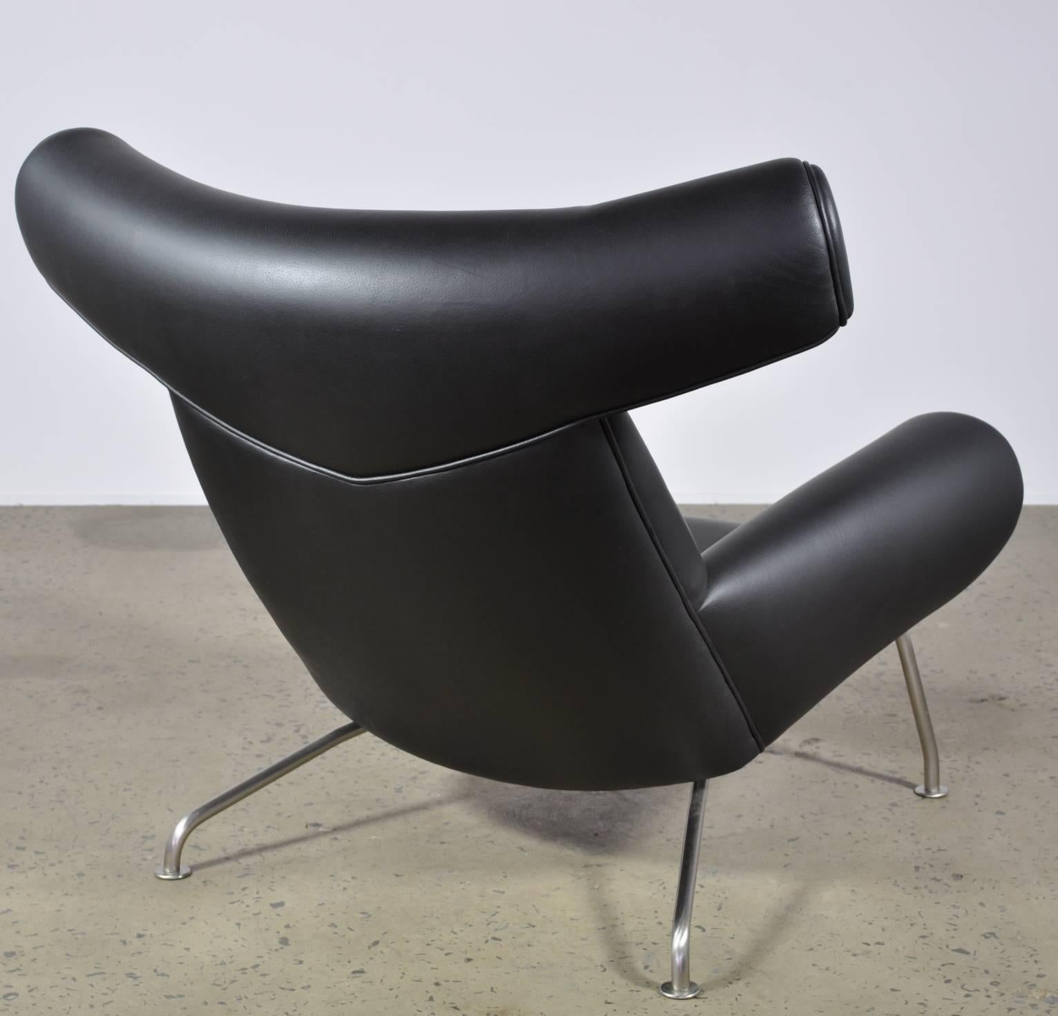 Rare vintage first edition Hans J. Wegner Ox chair. Frame of matte chromium-plated tubular steel, upholstered with leather. Designed by Hans J. Wegner, 1960 and manufactured by AP Stolen, Denmark, model AP46. Item is in Mint condition.

Ottoman is