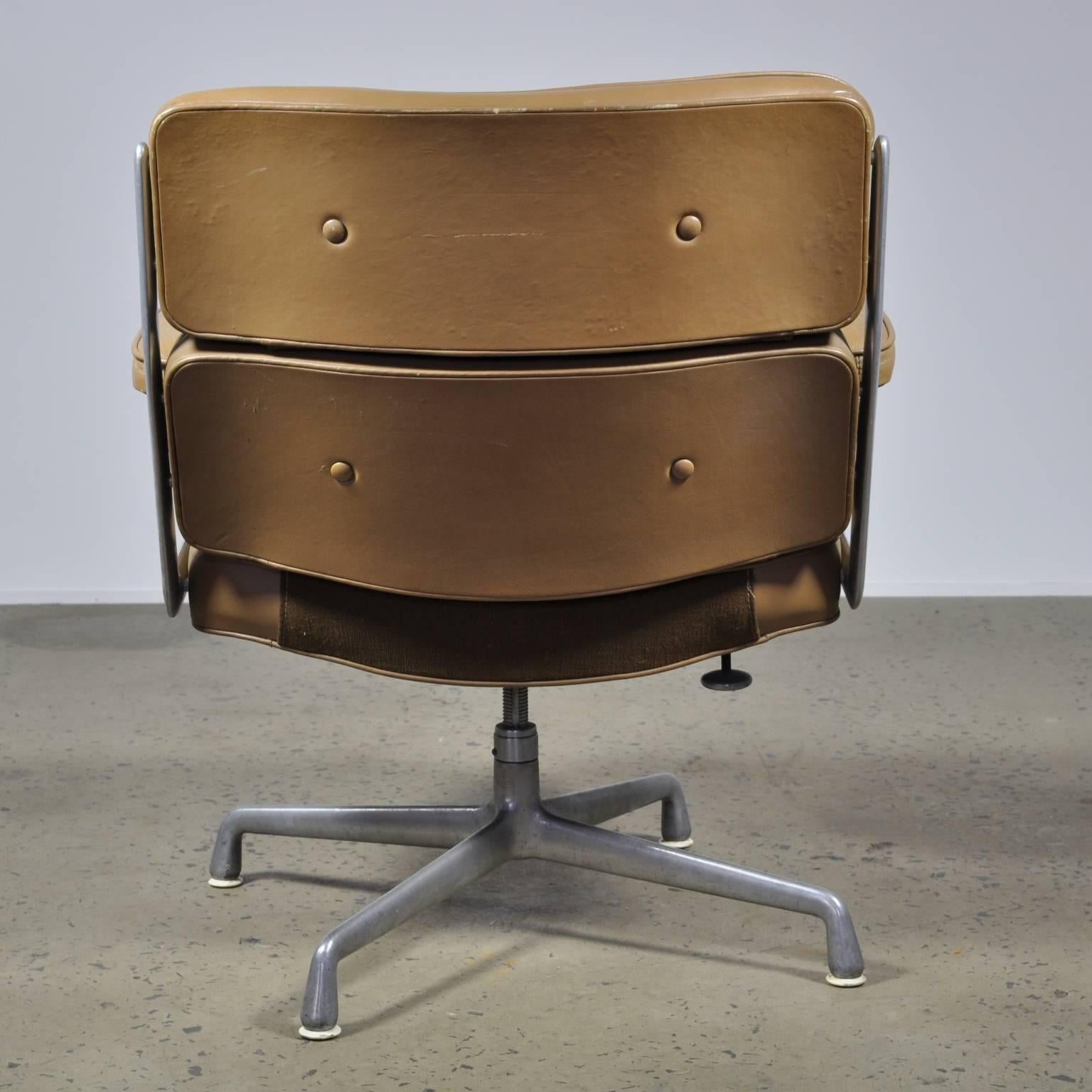 Brown Leather Eames Time Life Executive Chair In Good Condition In North Wollongong, New South Wales