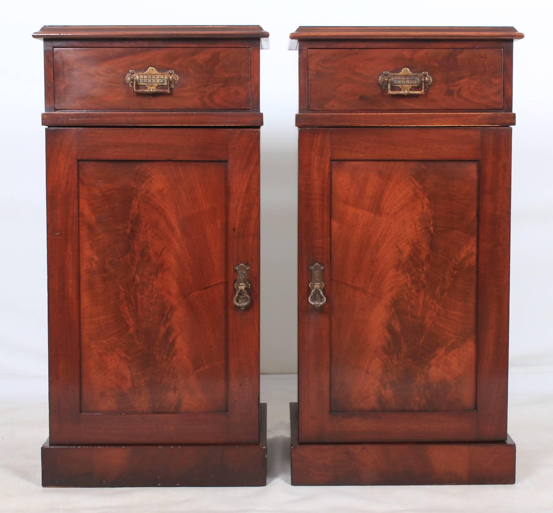 English, circa 1840.
This lovely pair of William IV bedside cabinets are in showroom condition.
Mahogany top over a single drawer of dovetailed construction, this is above a single cupboard door with a flame mahogany panel which opens to reveal a