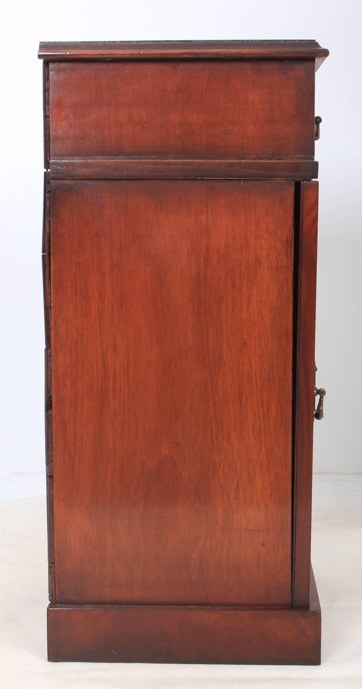 Pair of Mahogany Bedside Cabinets In Excellent Condition In Detling, GB