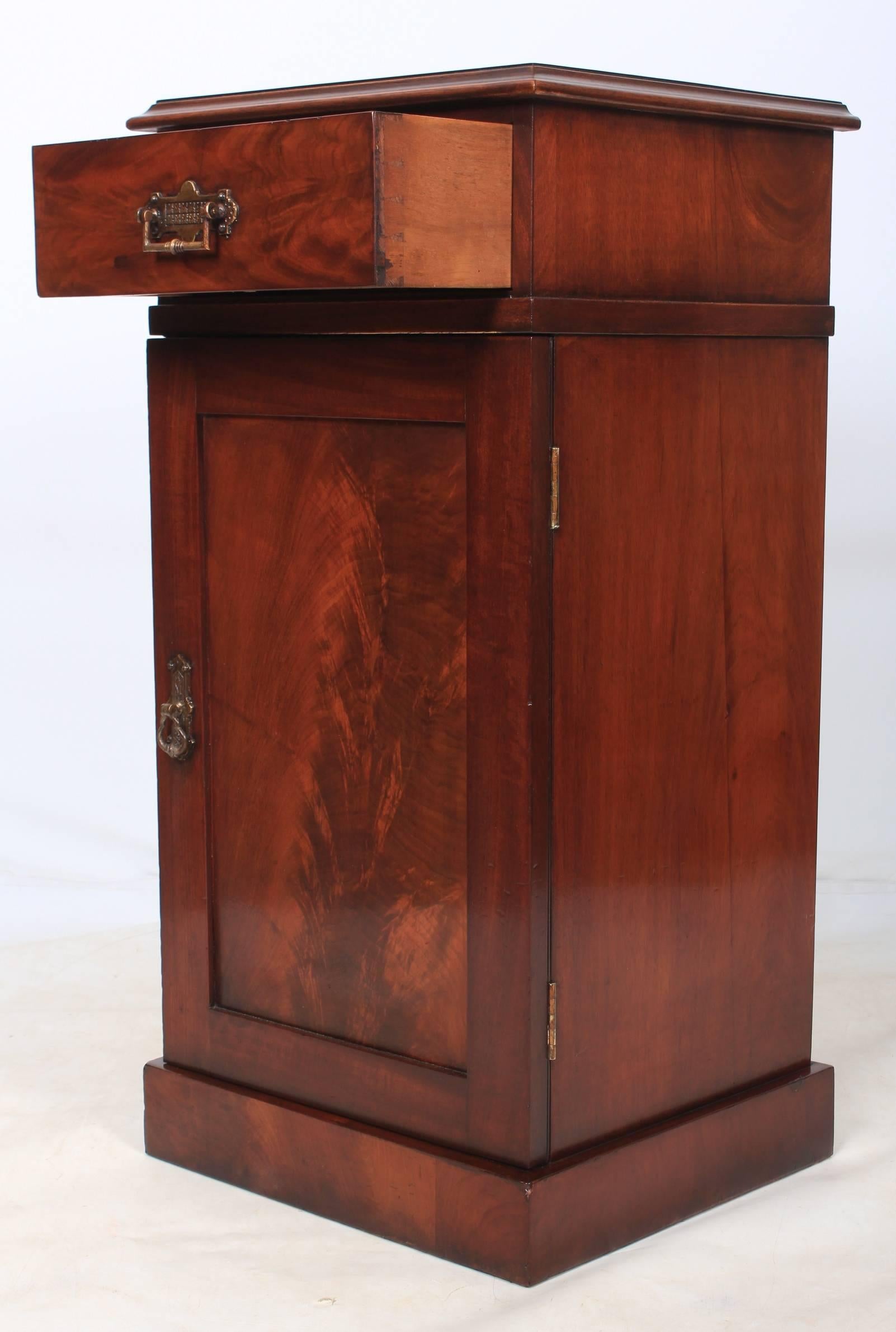 Pair of Mahogany Bedside Cabinets 4