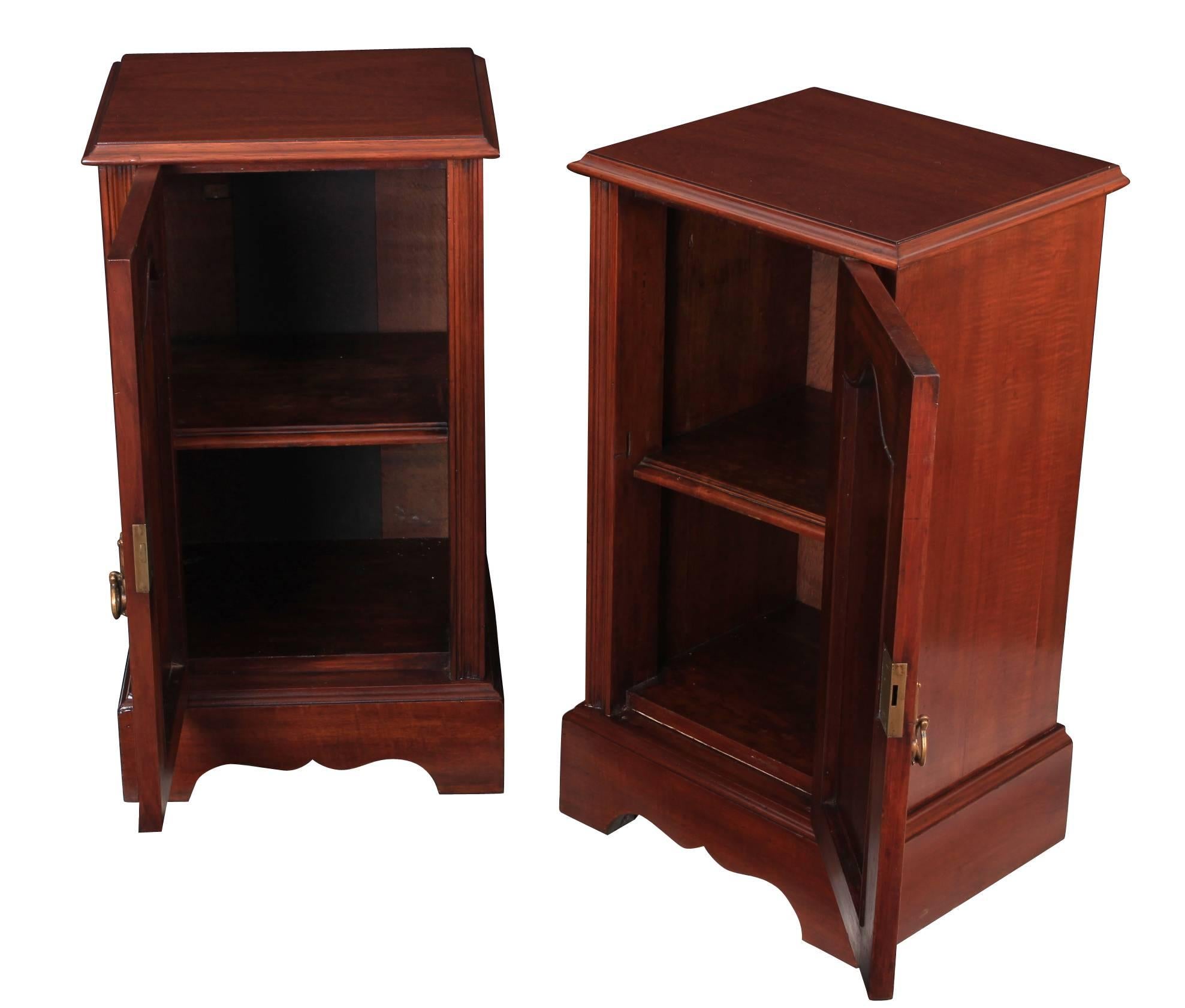 English, circa 1900.
This Edwardian pair of bedsides are in lovely condition, with decorative carved solid mahogany panelled doors.
Inside each is a single shelf.
With brass drop handles.

         