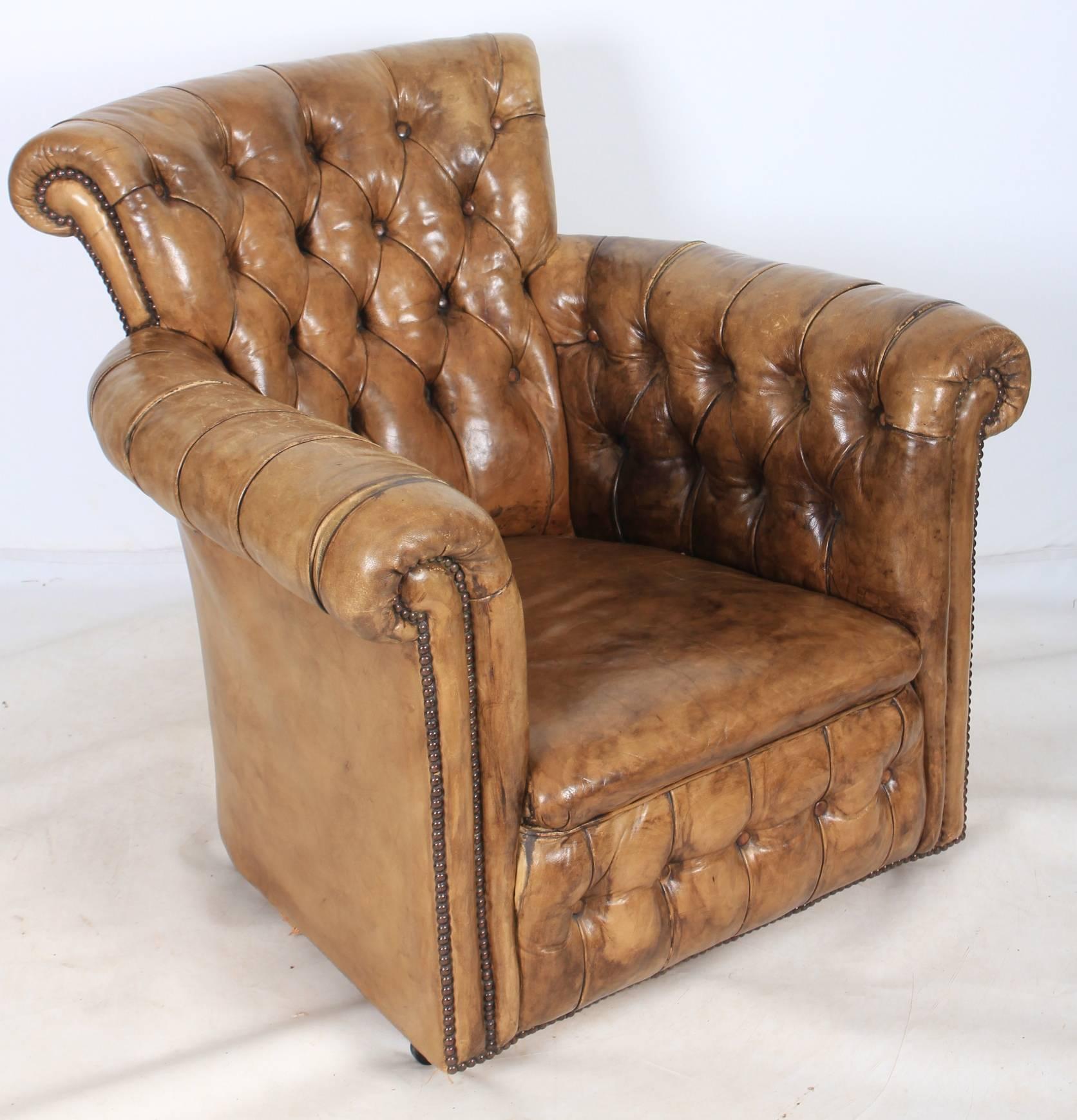 English, circa 1920.
A lovely Chesterfield armchair, upholstered in a green/tan leather.
With beautiful buttoned backrest and arms.
On casters.