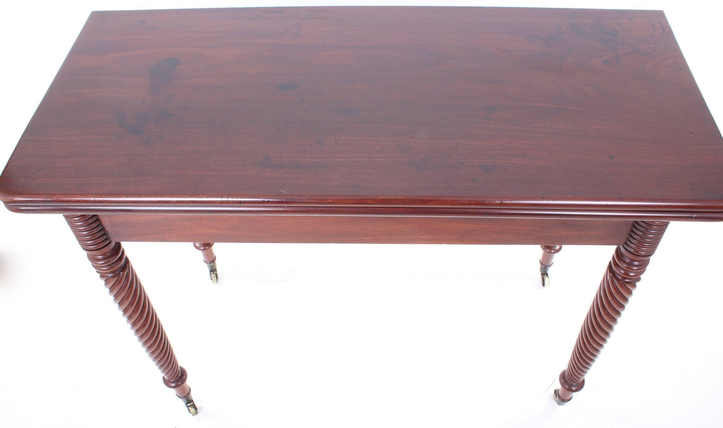 Pair of Late Georgian Mahogany Tea Tables In Good Condition For Sale In Detling, GB