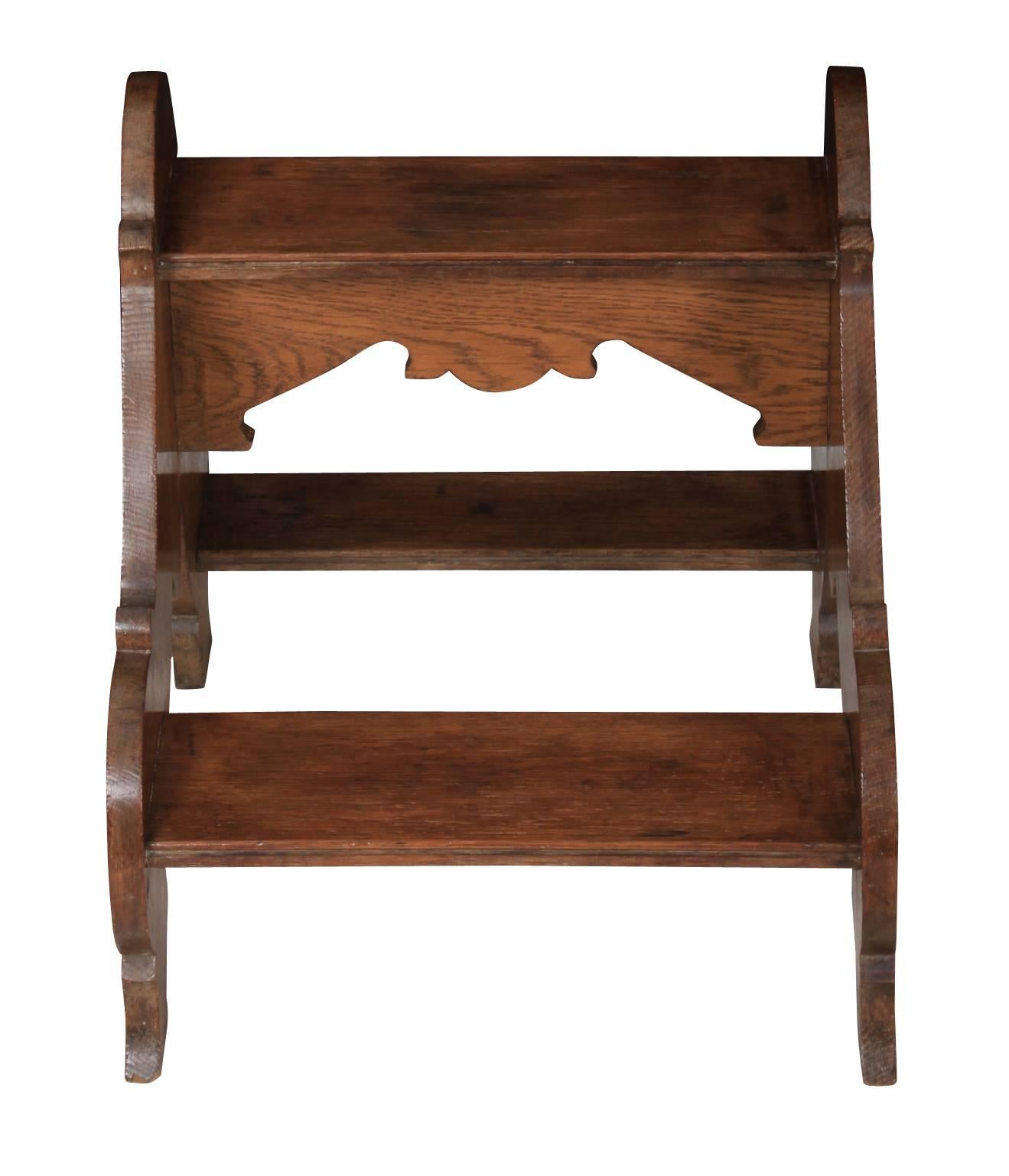 English, circa 1920.
These lovely solid oak library steps are in showroom condition.
Three little steps, with beautifully decorated carved sides.
This item boasts a lovely colour and is ready for the home.

Measures: W 42.5 cm/16.75