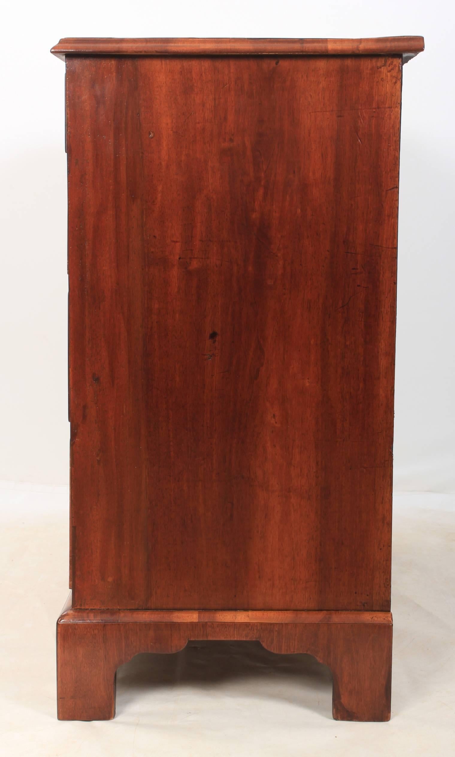 Queen Anne Walnut Chest of Drawers For Sale 3