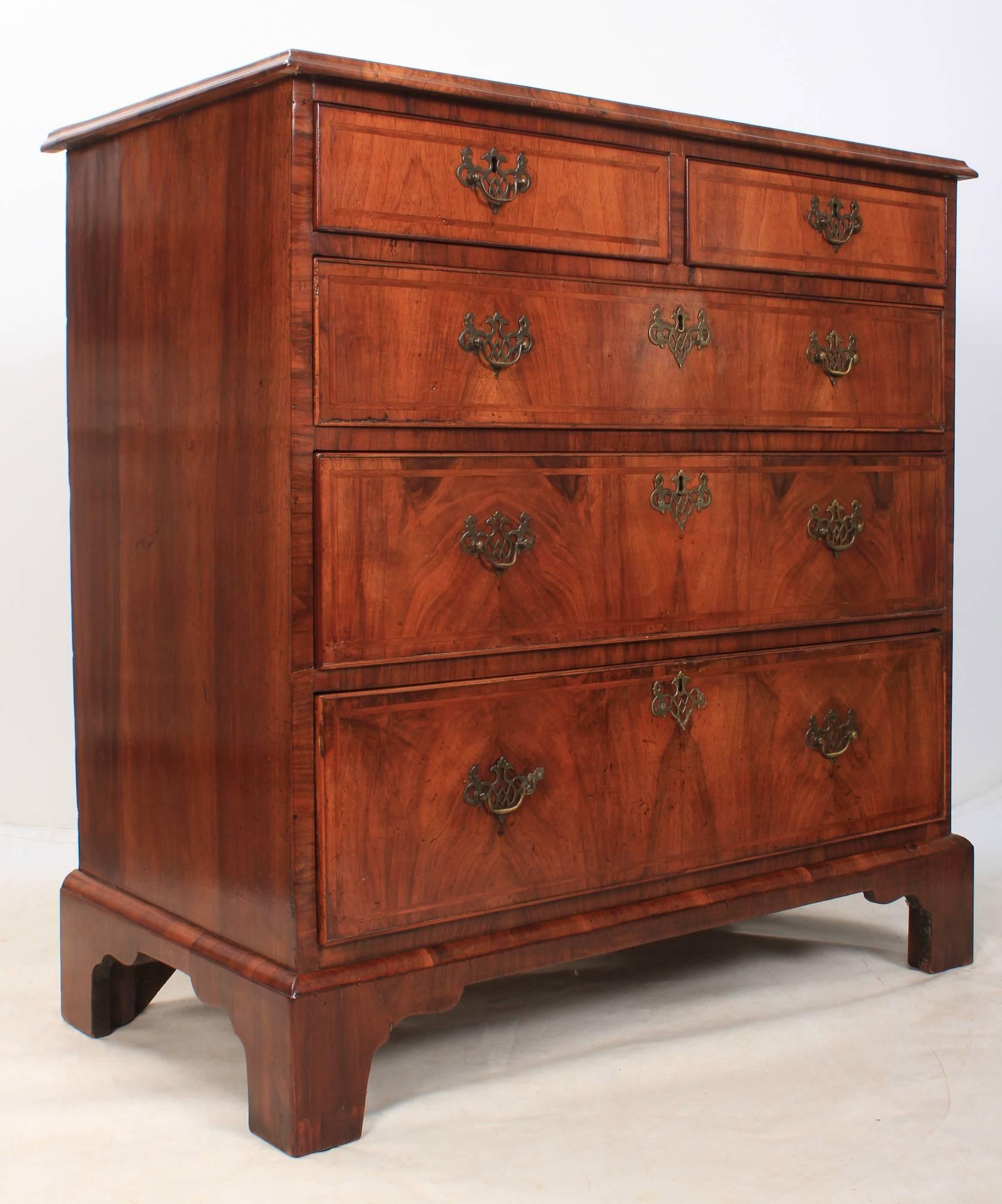 Queen Anne Walnut Chest of Drawers In Excellent Condition For Sale In Detling, GB
