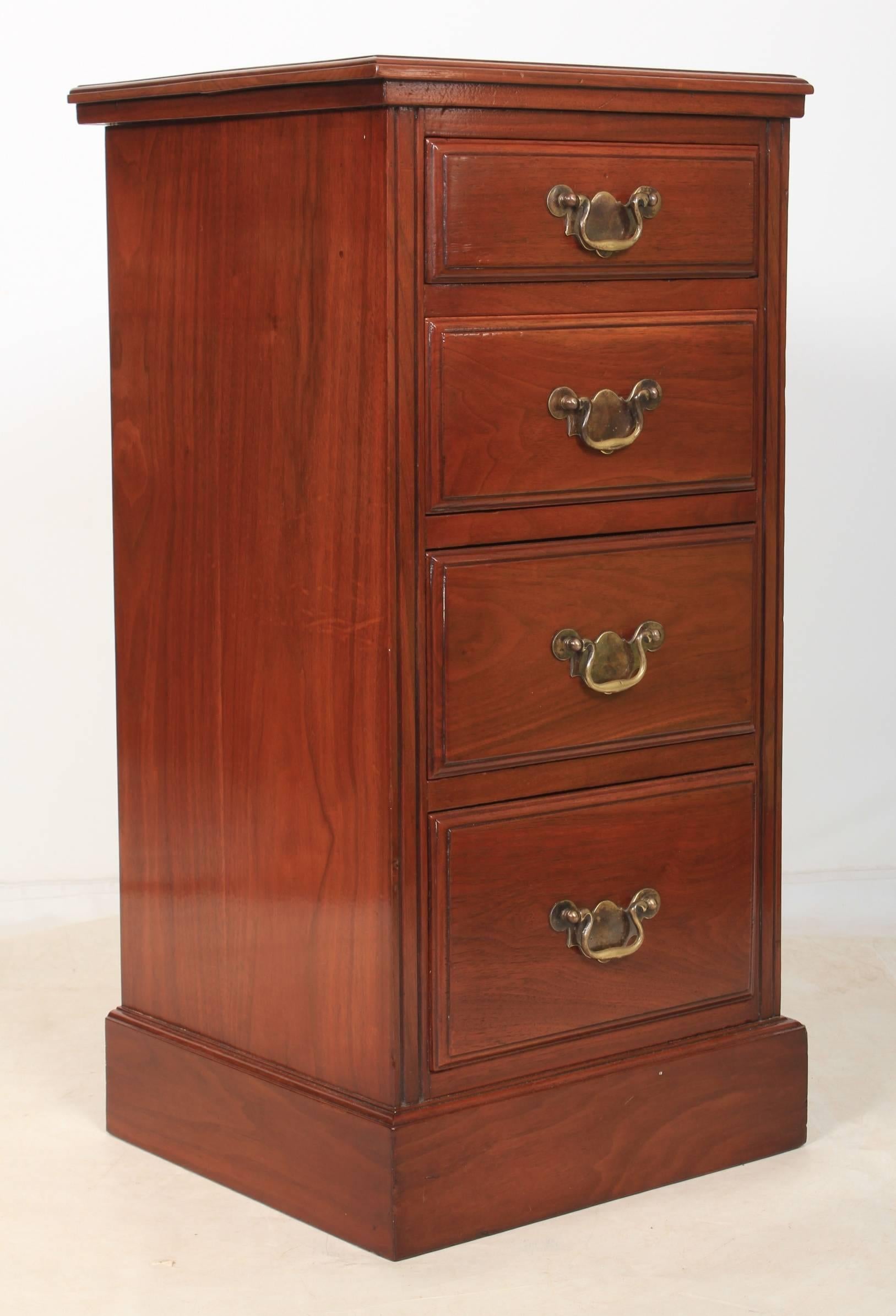 Late 19th Century Pair of Walnut Bedside Cabinets For Sale