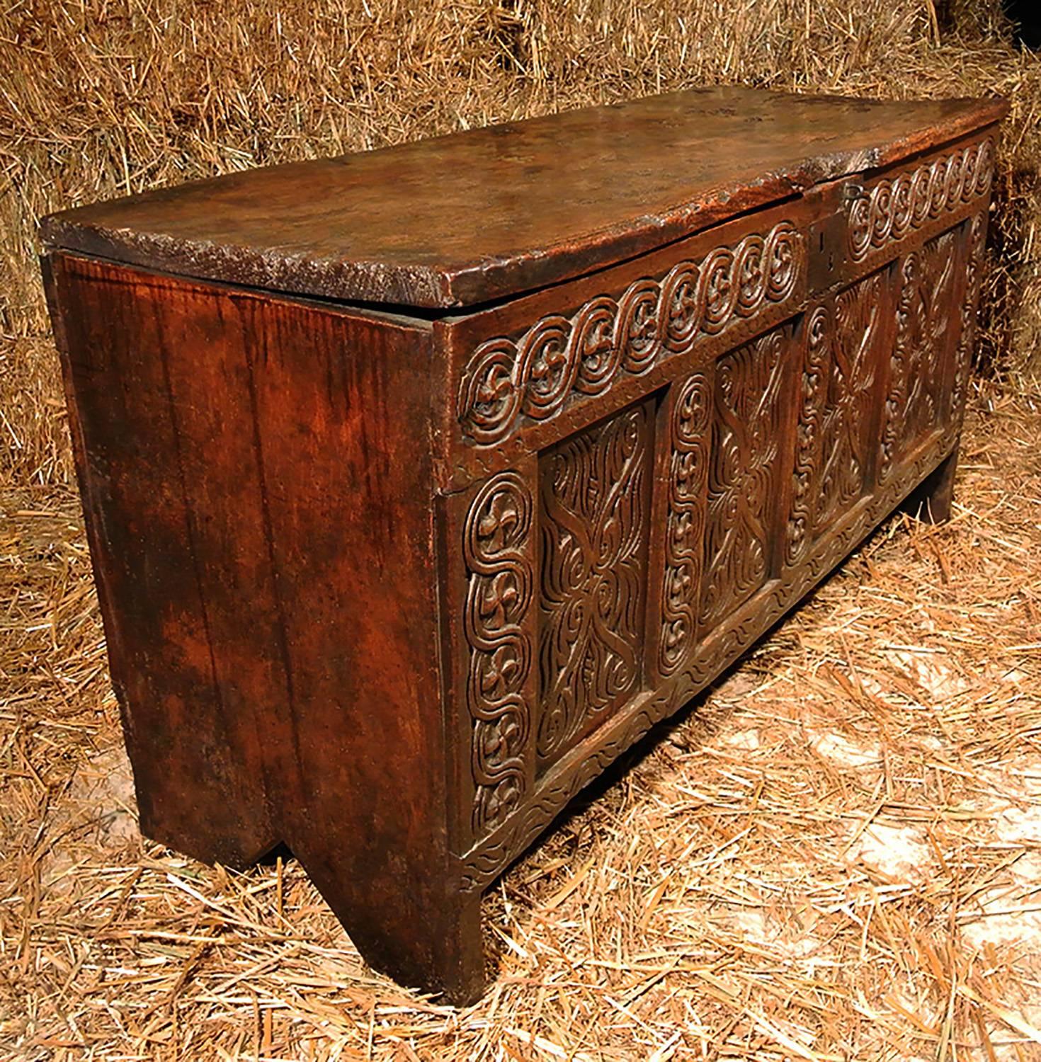 English James I Joined Elm Four Panel Guillouche Carved Coffer, circa 1610 In Distressed Condition For Sale In East Sussex, GB