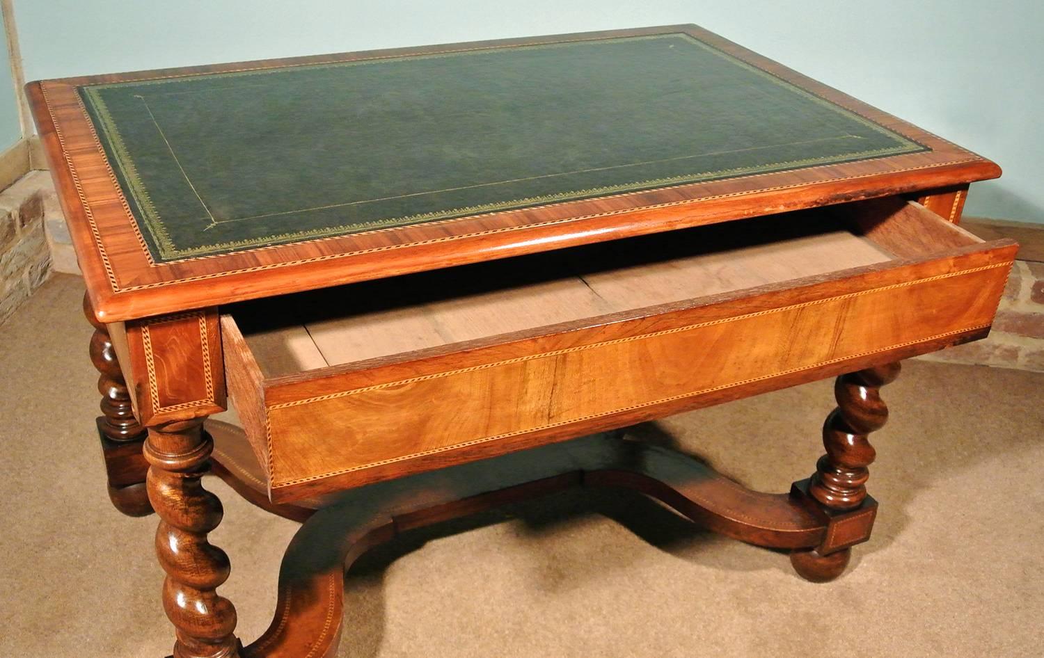 Beautiful Victorian Walnut Writing Desk of William and Mary Design In Excellent Condition In East Sussex, GB