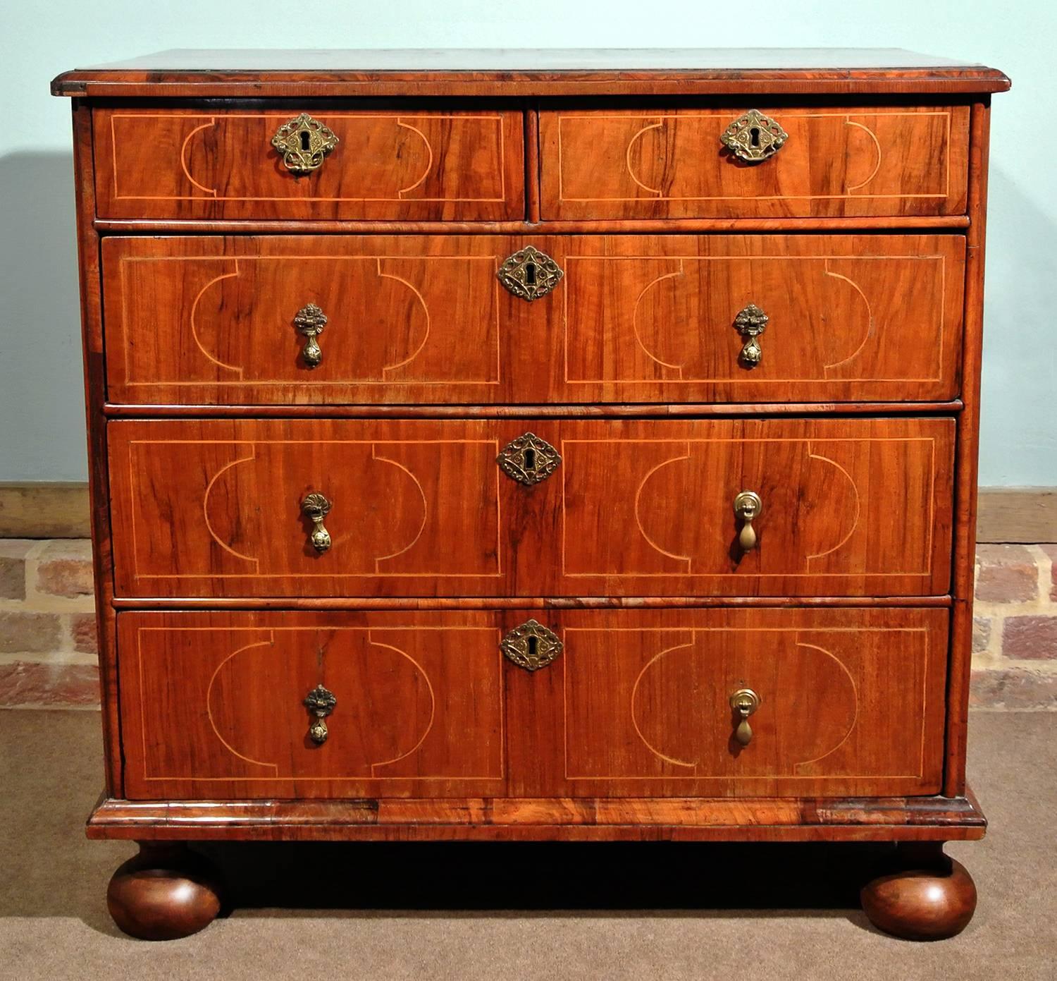 Queen Anne Inlaid Walnut and Oak Chest of Drawers, circa 1700 In Good Condition For Sale In East Sussex, GB