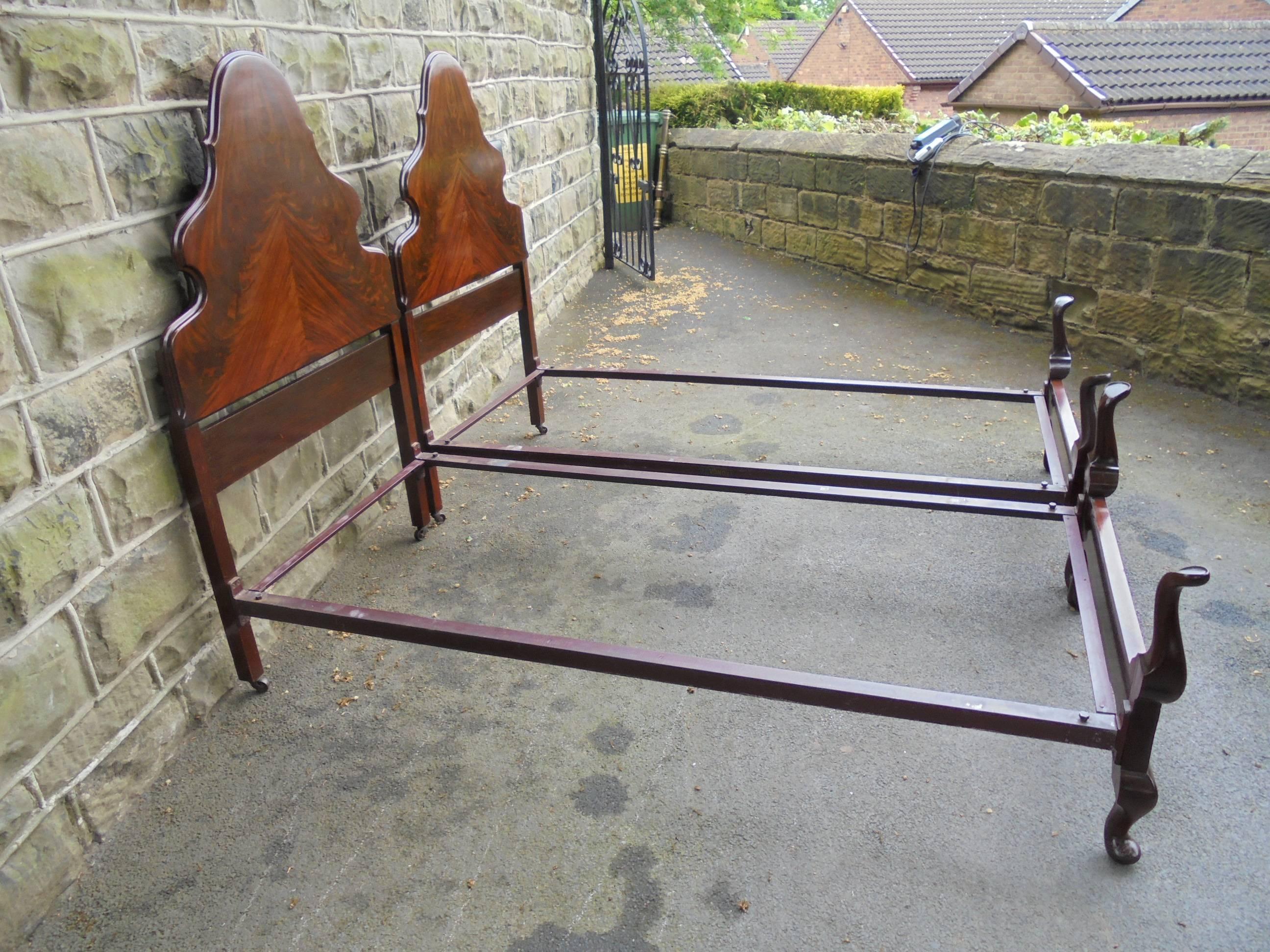 20th Century Pair of 1920s Queen Anne Style Mahogany Single Bed Frames