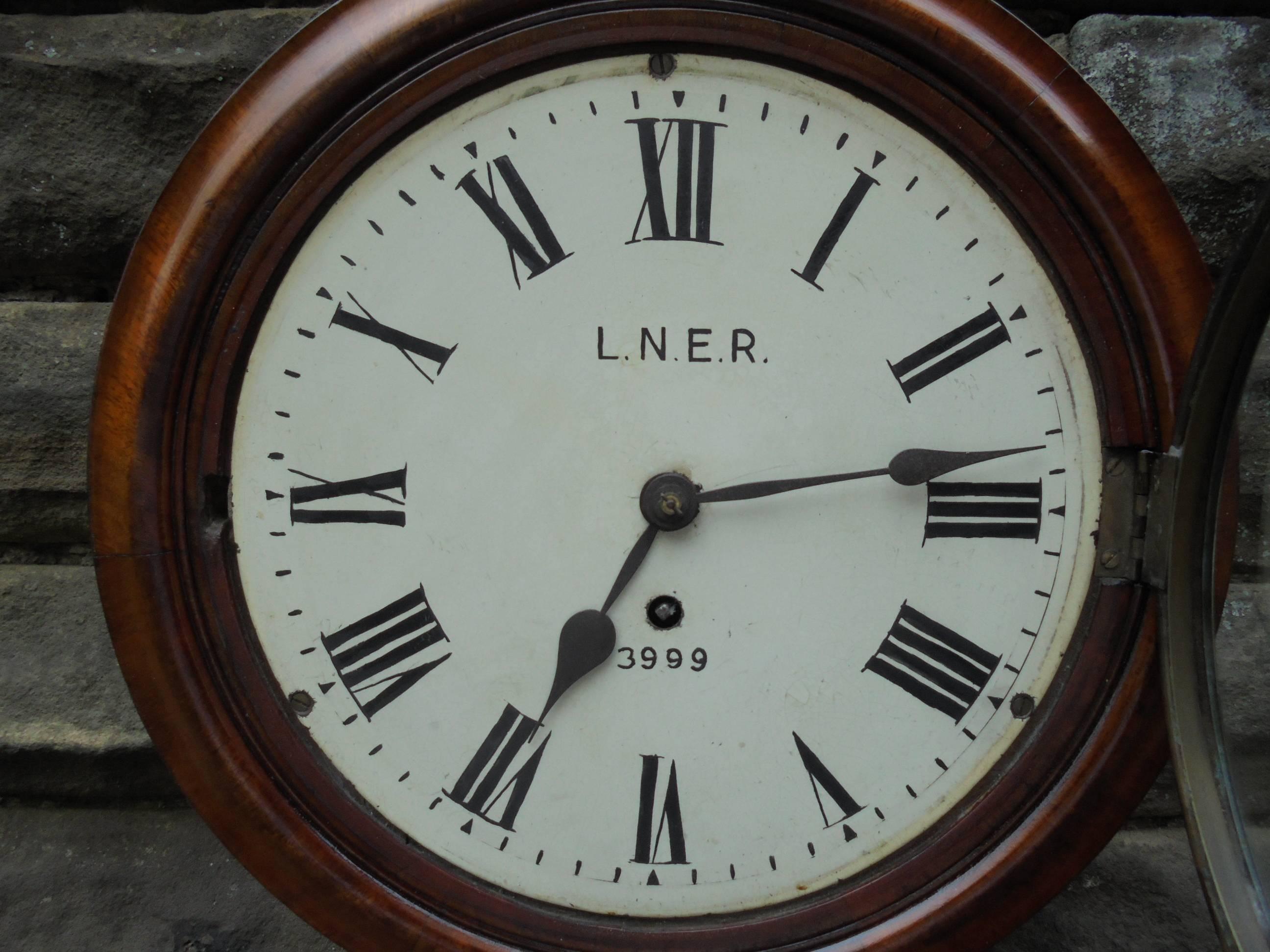 Offered for sale is this antique railway station clock. Hard to find these days.

Mahogany case, brass and glass faced bezel, single Fusee movement. Enamel painted dial with lner 3999. Has the pendulm. There is a door to the bottom with lock (no
