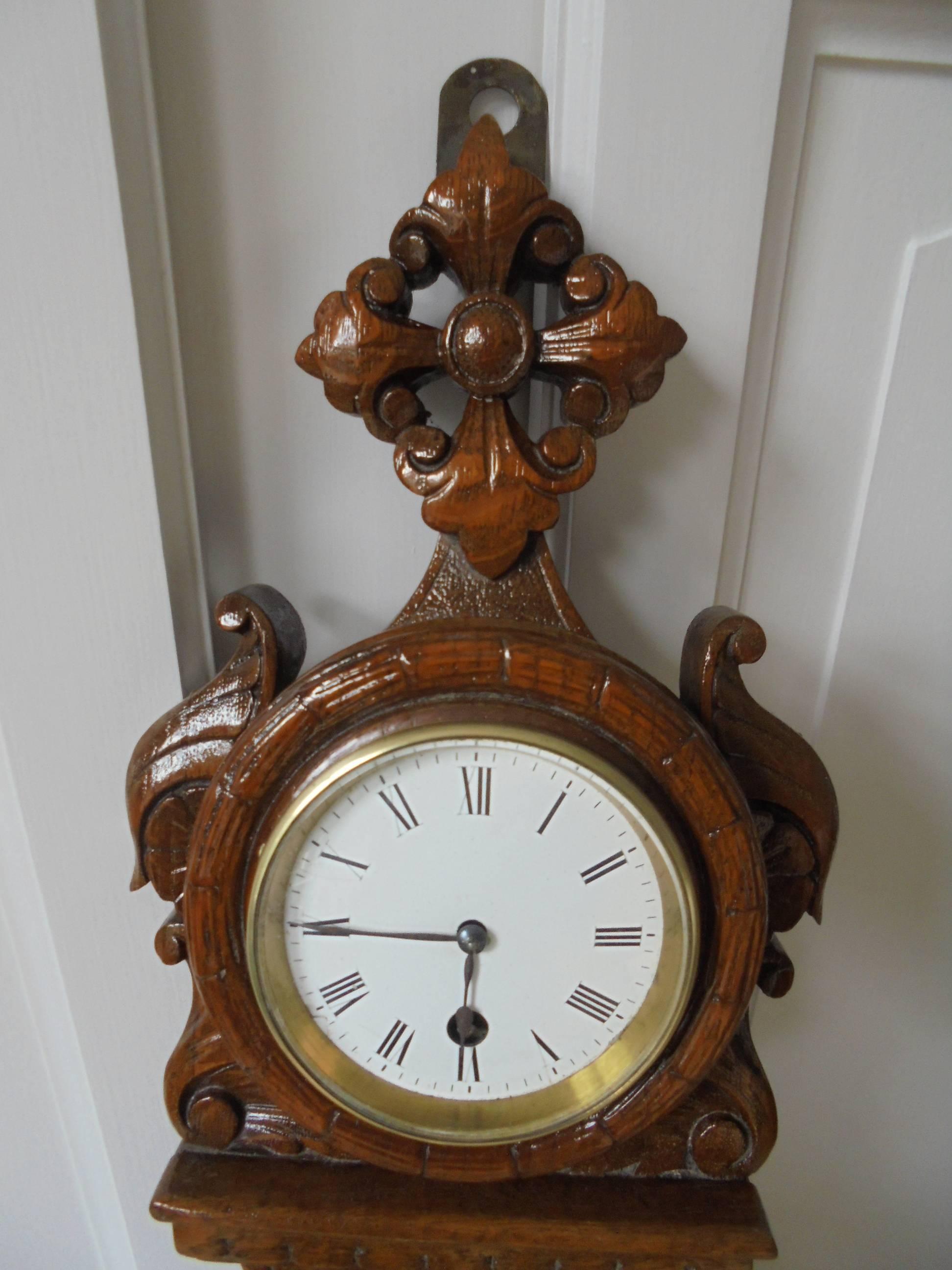 Offered for sale is this oak clock barometer.

Dating from 1900. Heavily carved golden oak case. It has a clock at the top within enamel dial, key hole brass and glass bezel (with key). Cased thermometer, and barometer having brass and glass