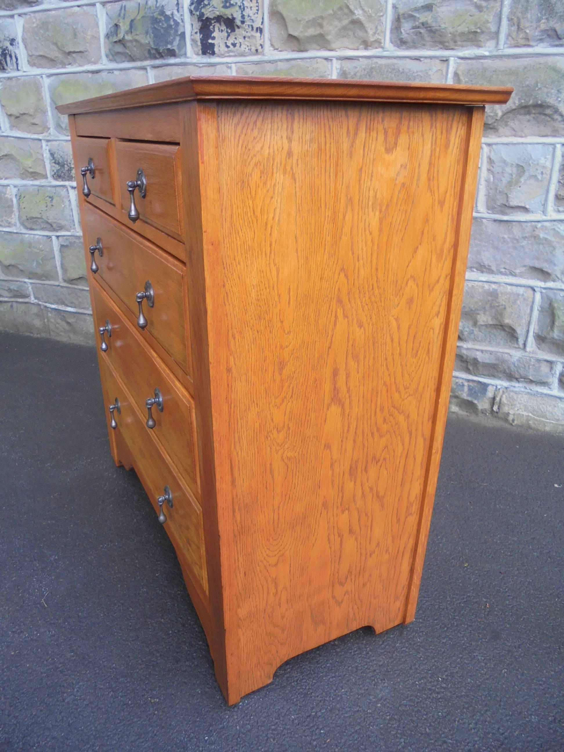 Offered for sale is this antique Arts & Crafts oak chest of draws.

Made from solid oak which is a nice light golden color. Arrangement of two smaller over three longer deeper draws, all have drop handles. All the draw linings have dovetailed