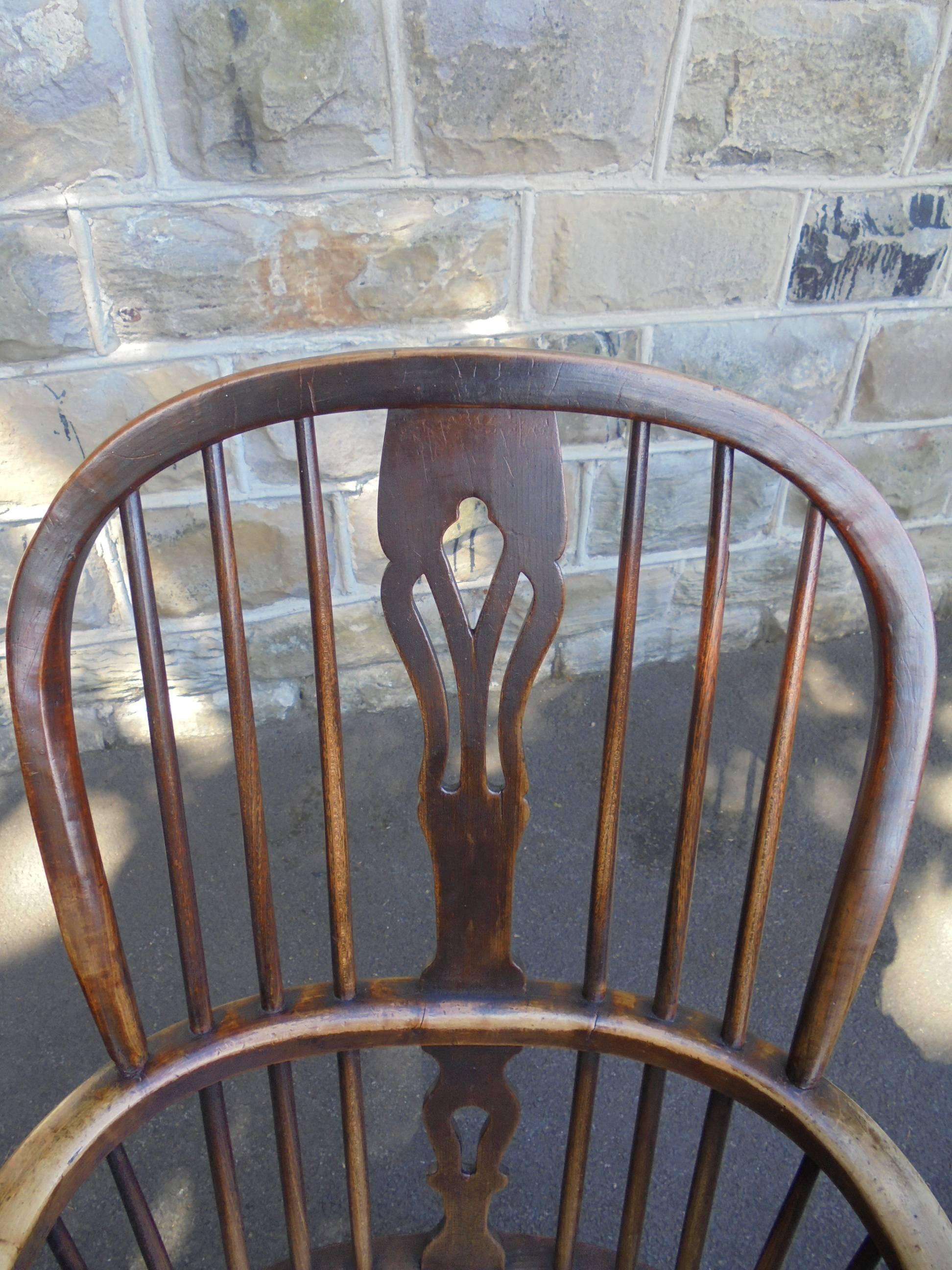 Offered for sale is this antique windsor chair by Fred Walker Rockley

Dating from 1850. Hoop back with pierced central splat, elm spindles and turned supports, elm stick arms , elm seat standing on turned elm legs with crynolin stretcher. A nice