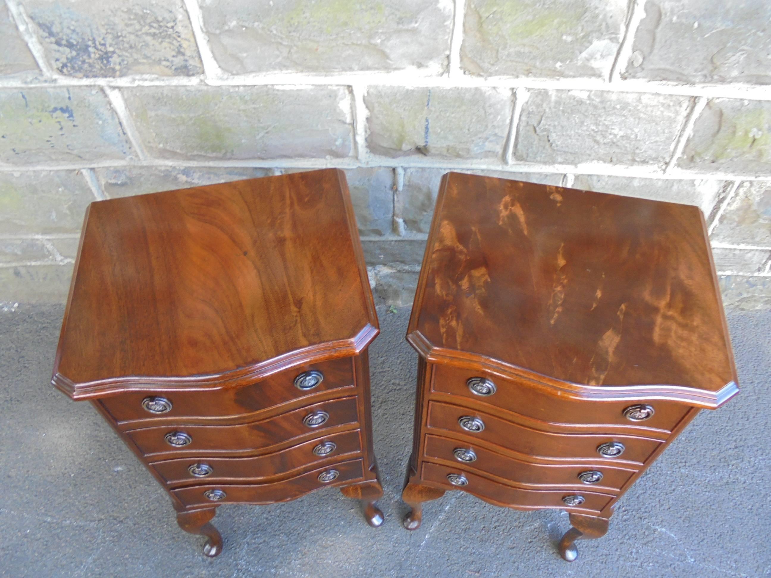 Offered for sale is this pretty pair of mahogany bedside chests

Dating from 1920. Serpentine shape front. The tops veneered in figured mahogany. Four draws with brass ring handles. Reeded column sides. Standing on slender cabriole