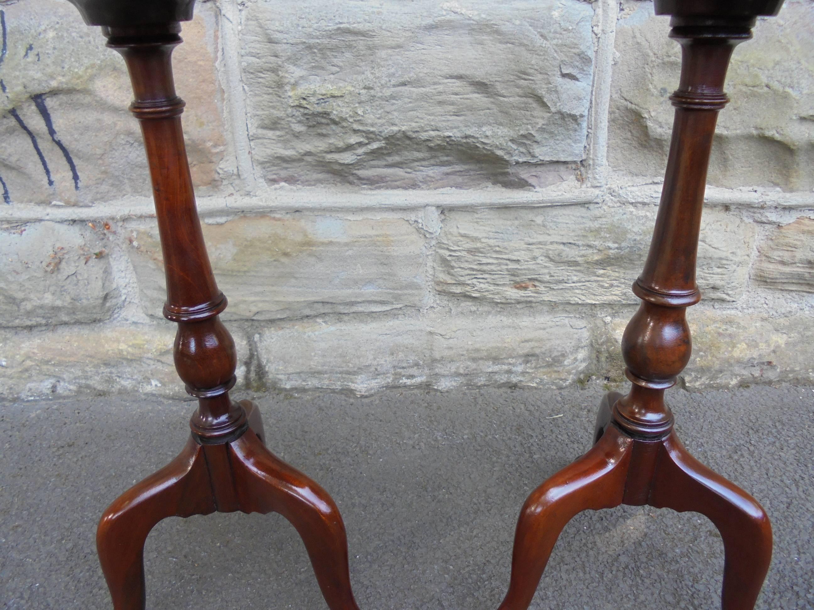 20th Century Pair of Edwardian Inlaid Mahogany Tripod Wine Tables For Sale