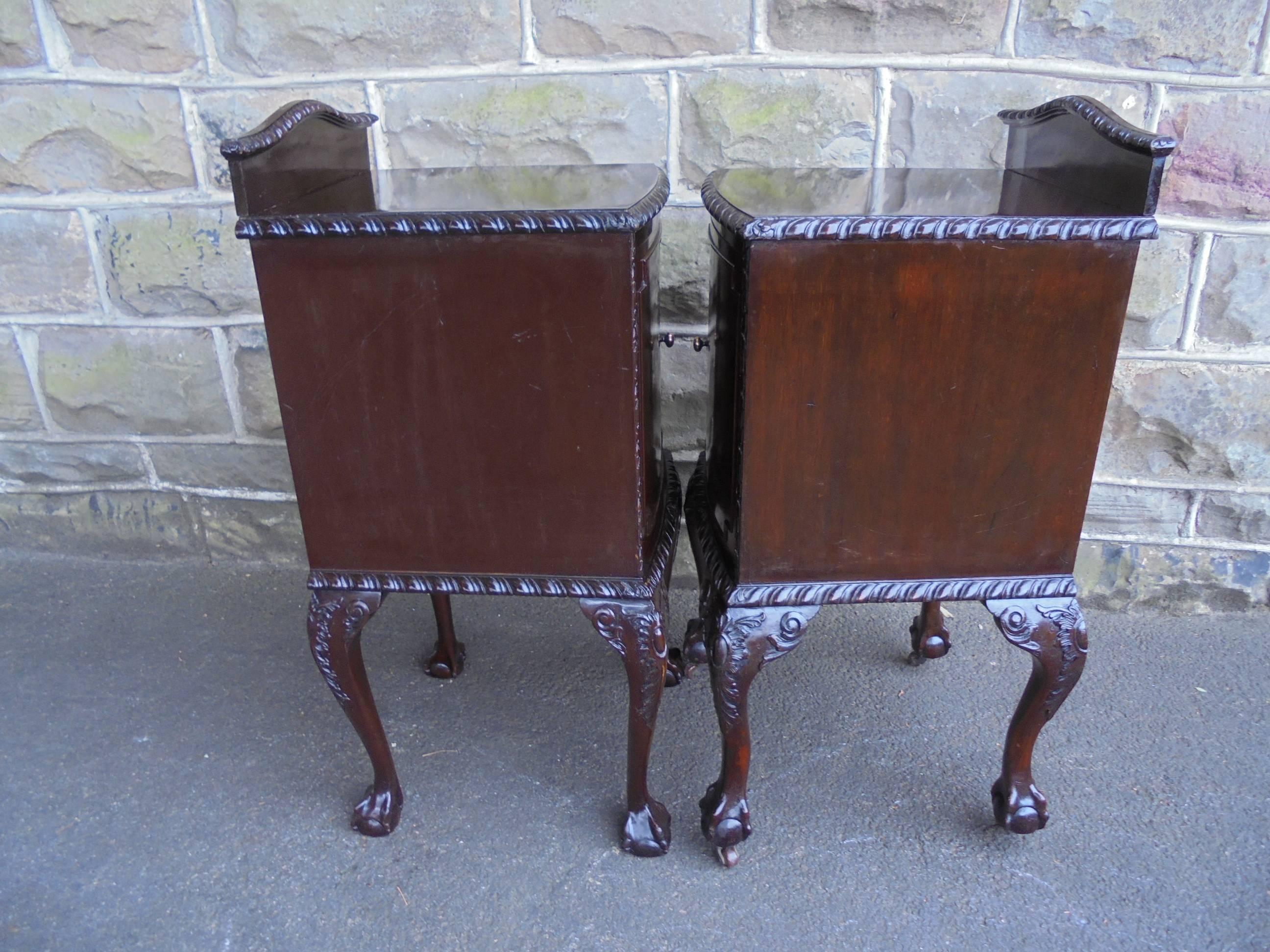 Offered for sale is this good pair of antique mahogany bedside cabinets

Dating from 1900. Made from solid mahogany. Raised gallery back, caved decoration around the top edge. Cupboard door with brass knob handle. Polished mahogany sides. Standing