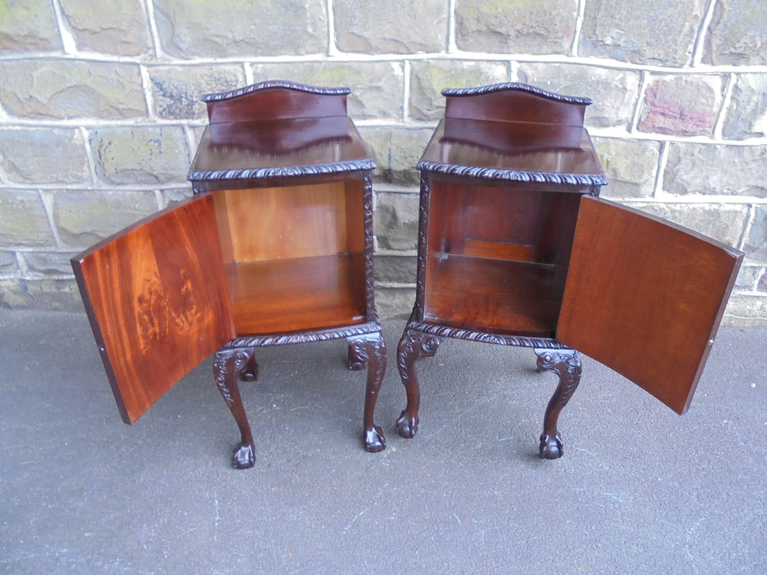 Great Britain (UK) Pair of Antique Mahogany Bedside Cabinets For Sale