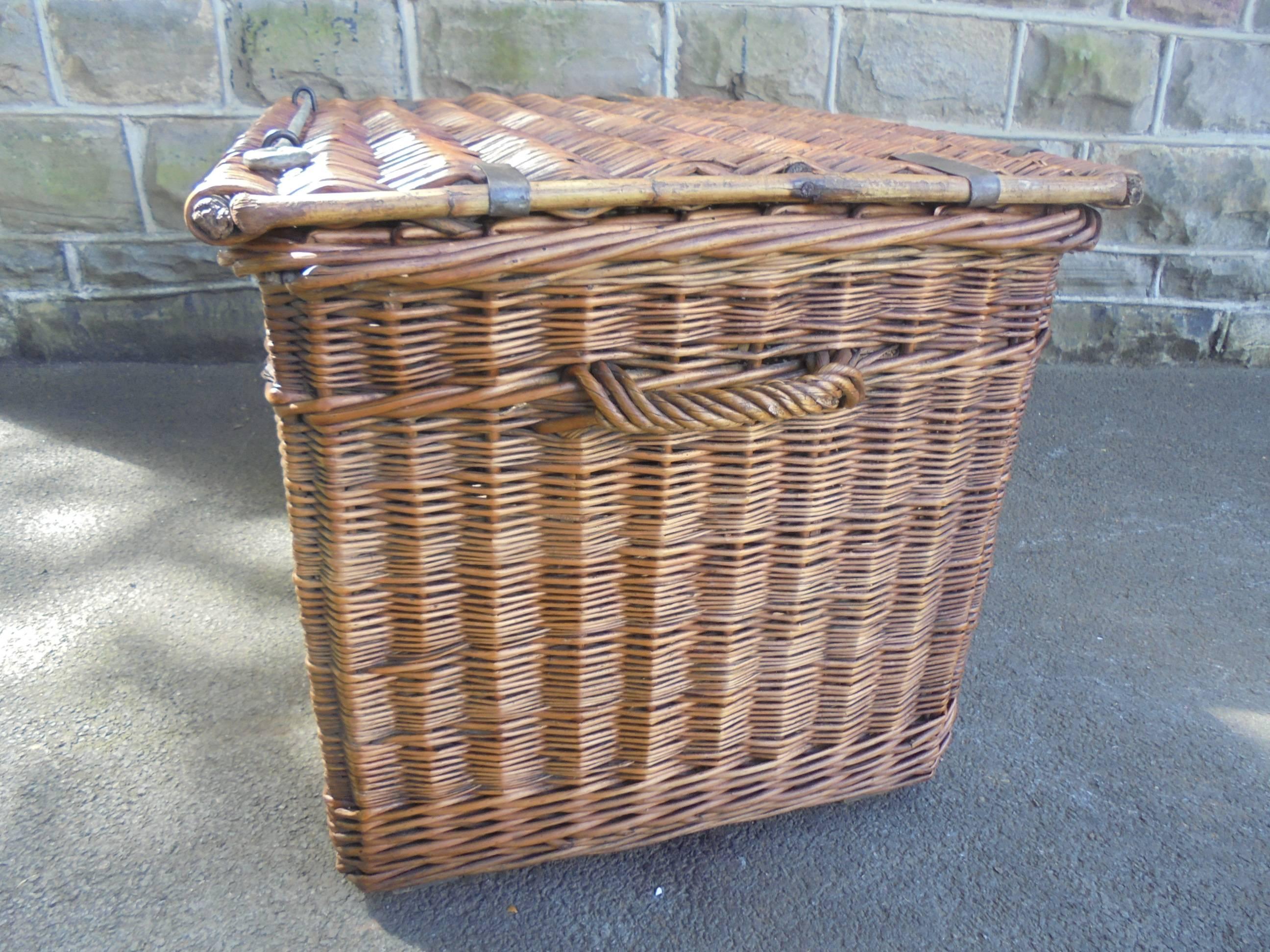 Great Britain (UK) Good Large Antique Wicker Lidded Basket For Sale