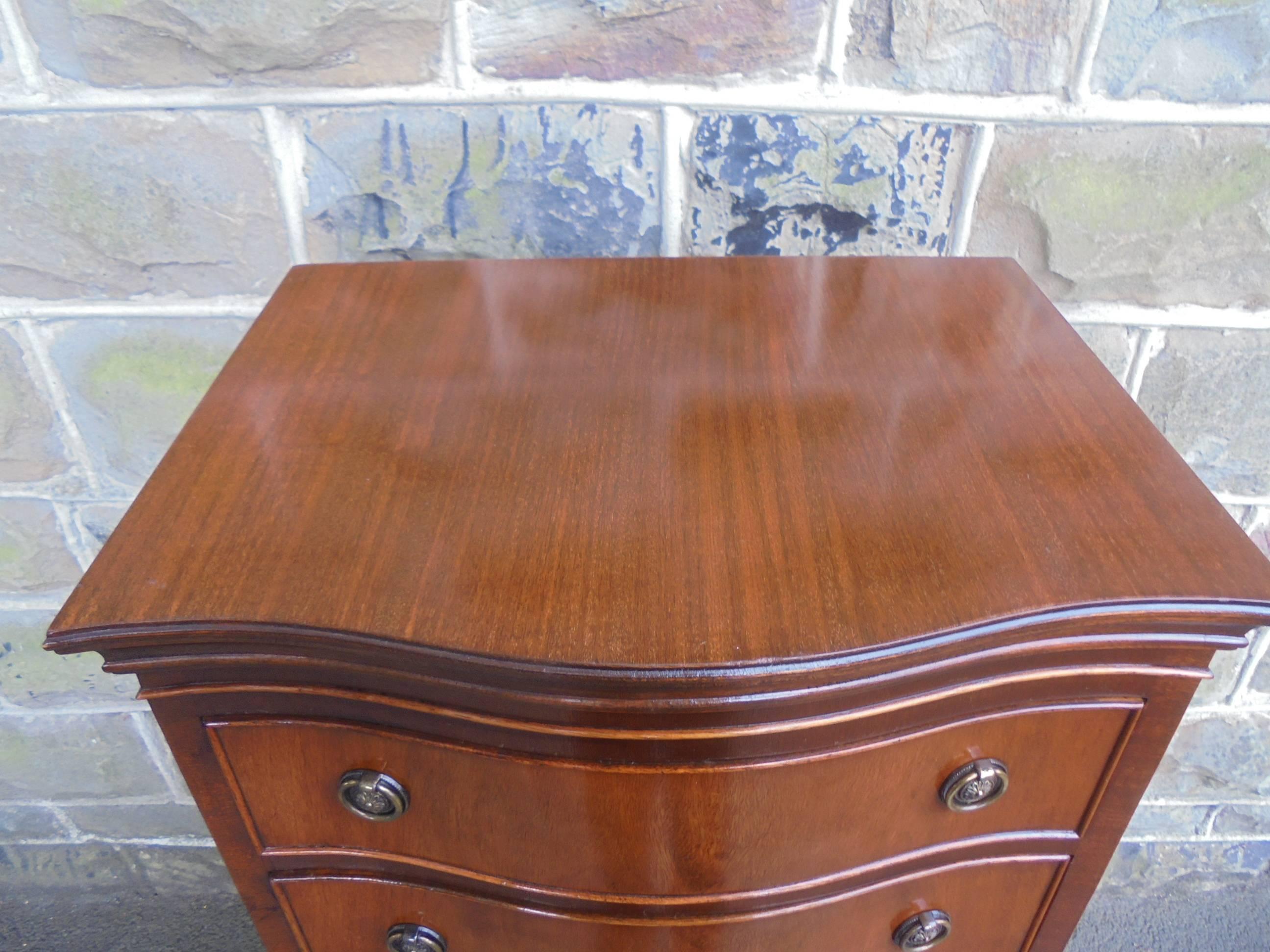 Offered for sale is this antique serpentine mahogany chest on chest.

Of nice slim proportions. Dating from 1920. Made from mahogany, retailed by Pratts of Bradford. Serpentine with three smaller draws at the top and three larger drawers below.