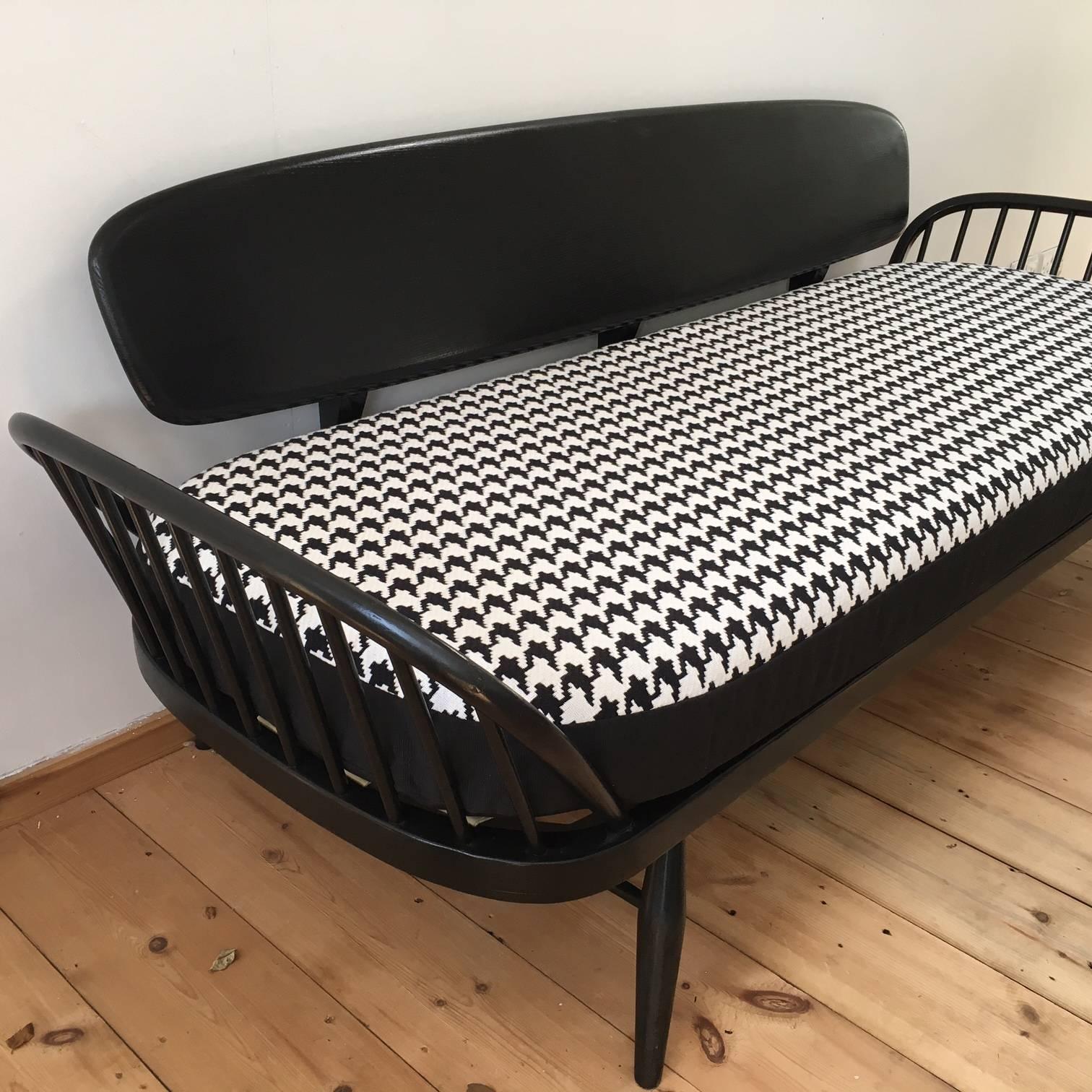 Mid-Century Ercol Studio Couch Refurbished in Dog Tooth Check Fabric, 1950s In Excellent Condition For Sale In Hove, GB