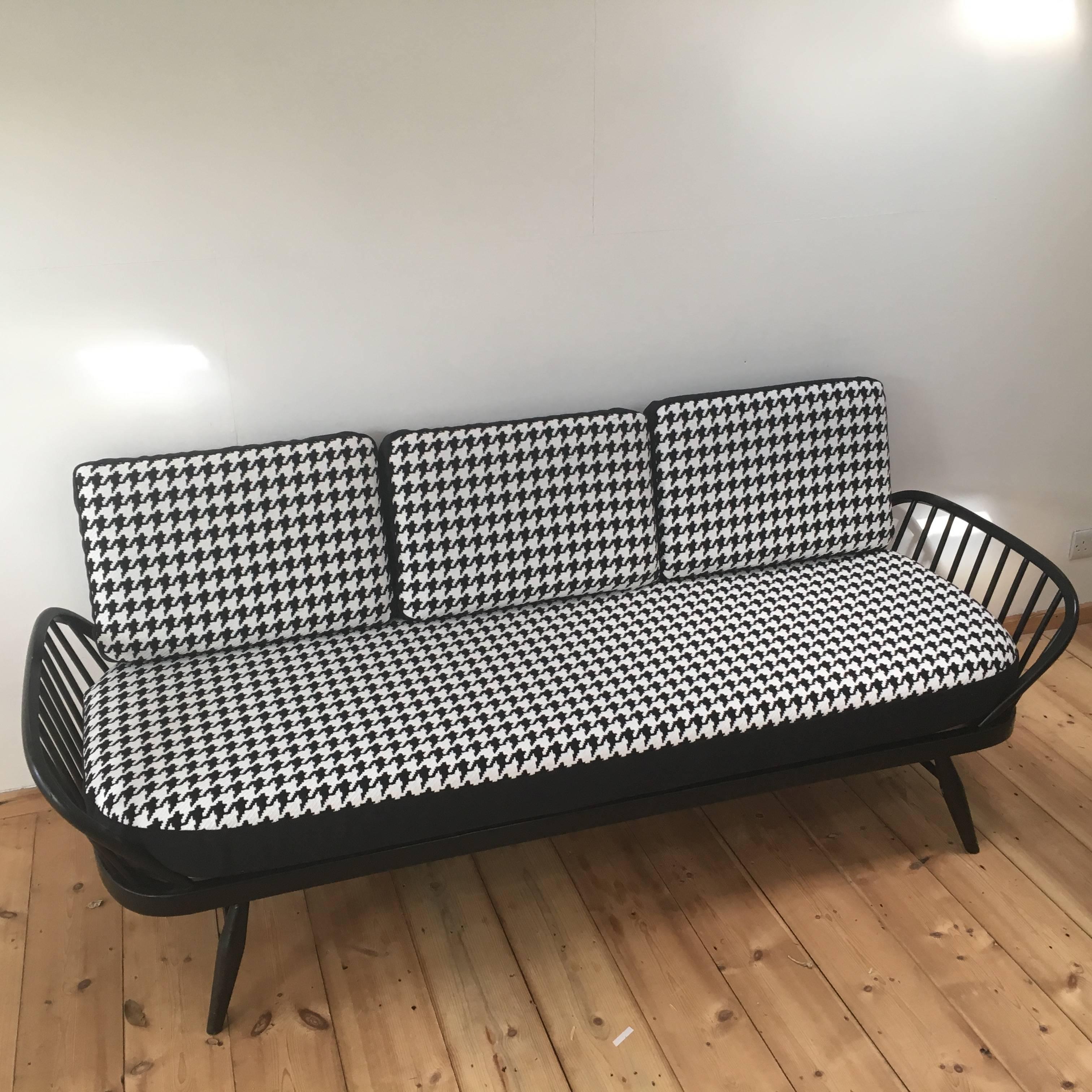 Mid-Century Modern Mid-Century Ercol Studio Couch Refurbished in Dog Tooth Check Fabric, 1950s For Sale