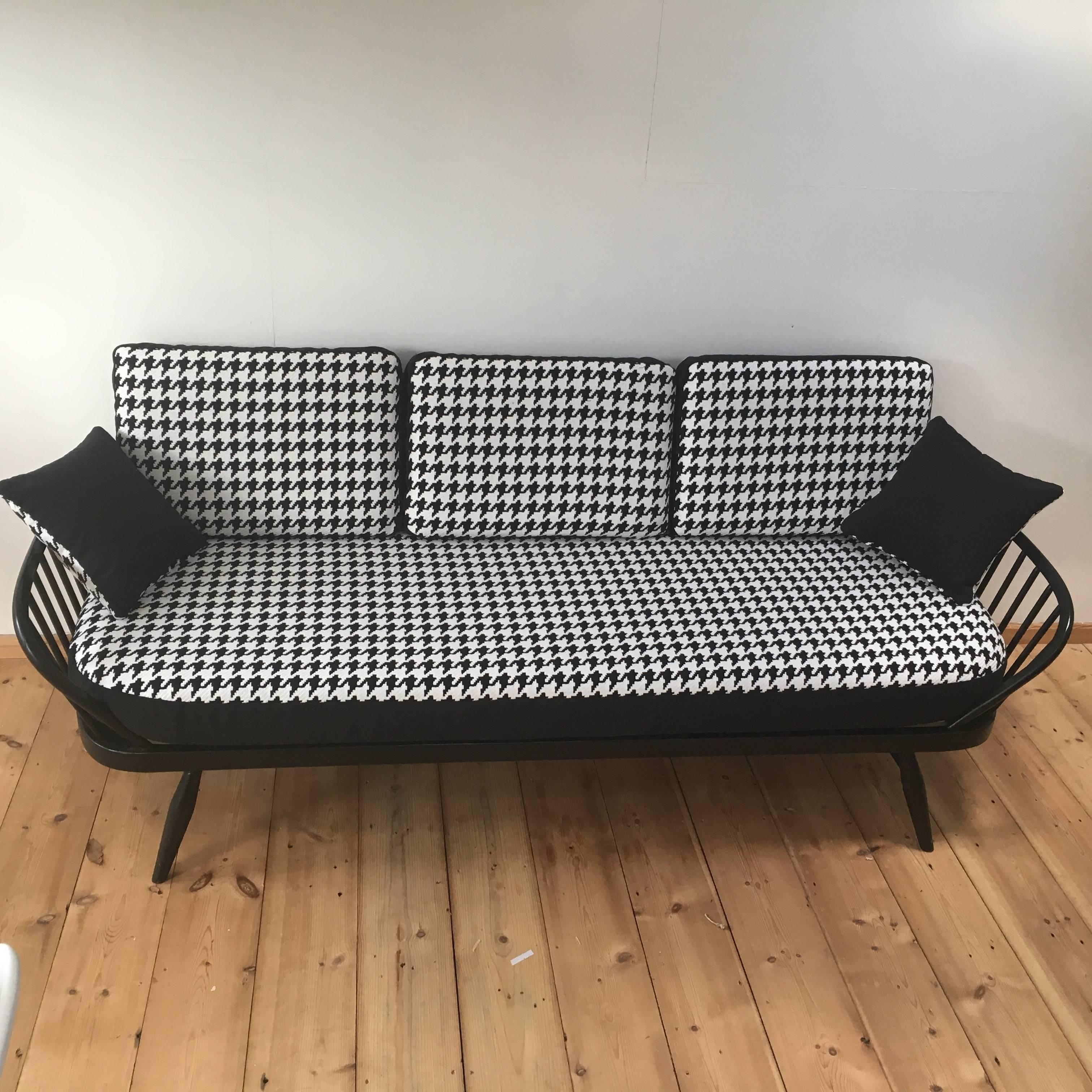 English Mid-Century Ercol Studio Couch Refurbished in Dog Tooth Check Fabric, 1950s For Sale