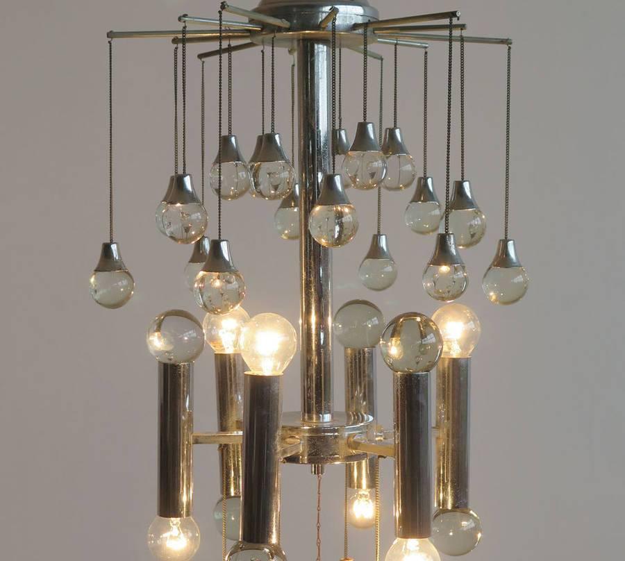 Stunning sculptural chandelier with 31 crystal balls set in chrome, in the style of Gaetano Sciolari.
 
The top tier of bulbs is suspended from arms radiating out from the centrepiece, resembling falling raindrops.

The middle tier comprises six