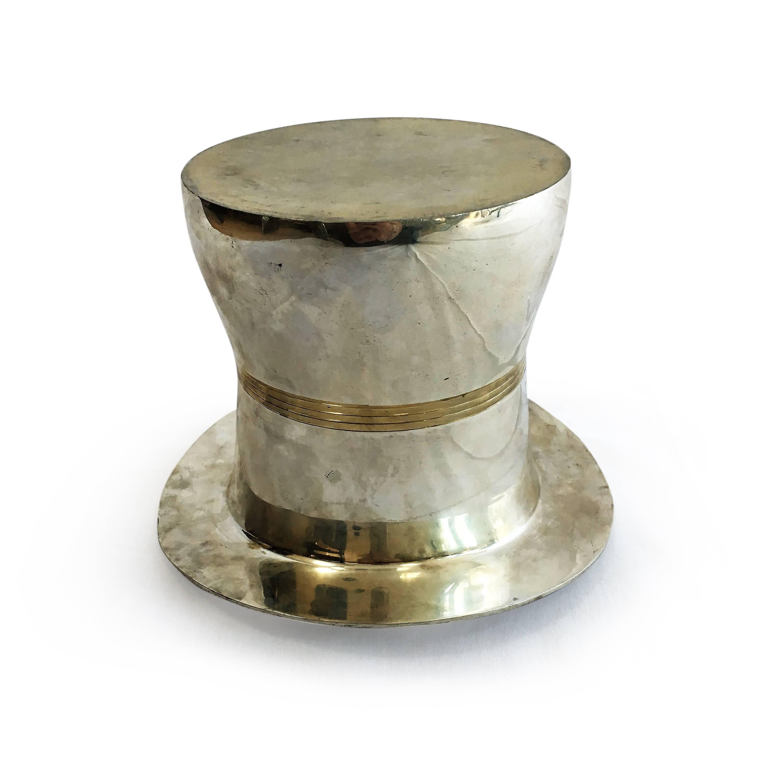 An eye catching 20th century silver plated top hat ice bucket, we believe is from America.

This piece is in the shape of an upside down top hat and is in good vintage condition with signs of wear consistent with age and use.

A fabulous talking