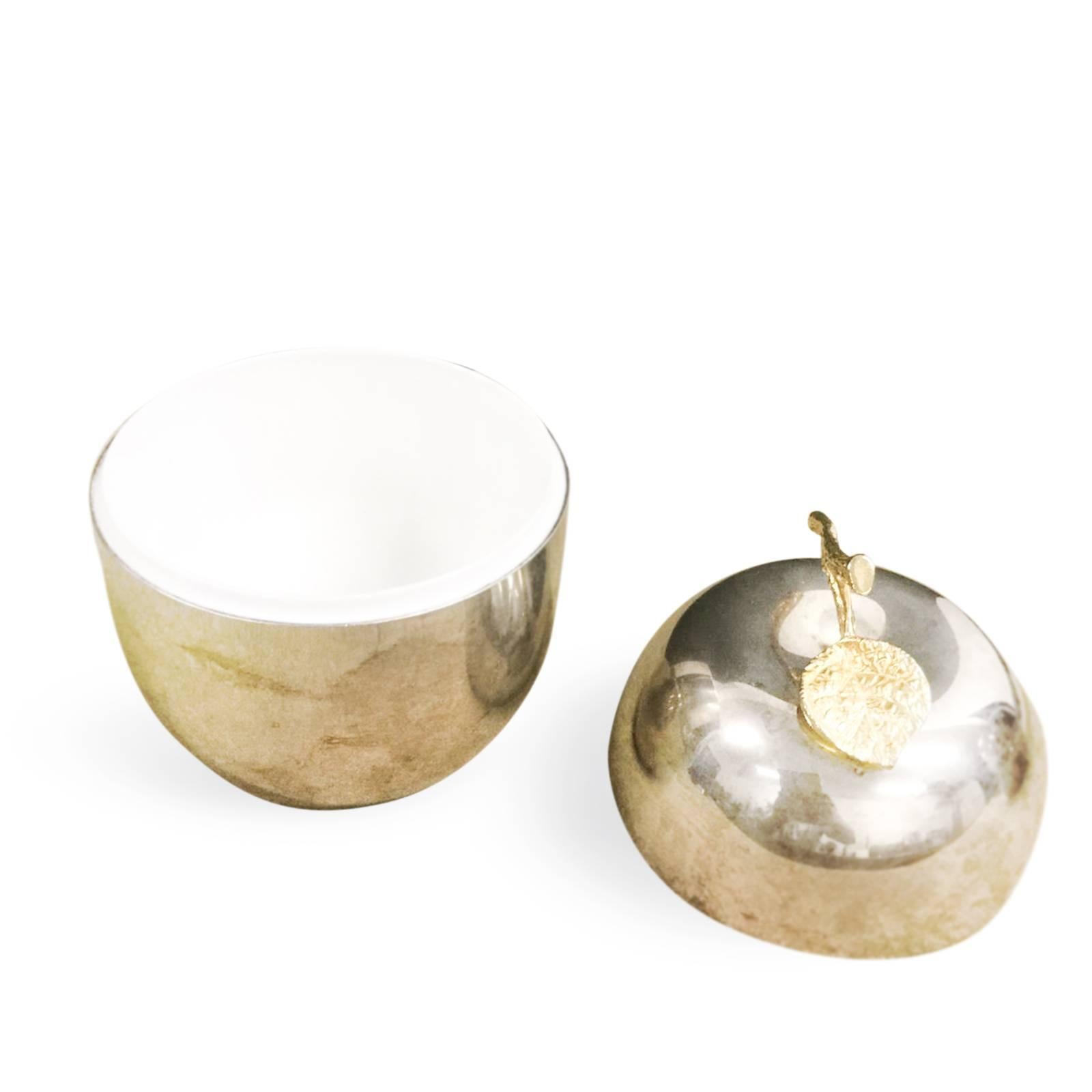 A beautiful apple ice bucket in the style of Maro Manetti. Made in France in the 1970s.
Passionate about the world of French style home accessories, this beautiful piece is for you!
The silver plated finish ensures a polished finish exuberating