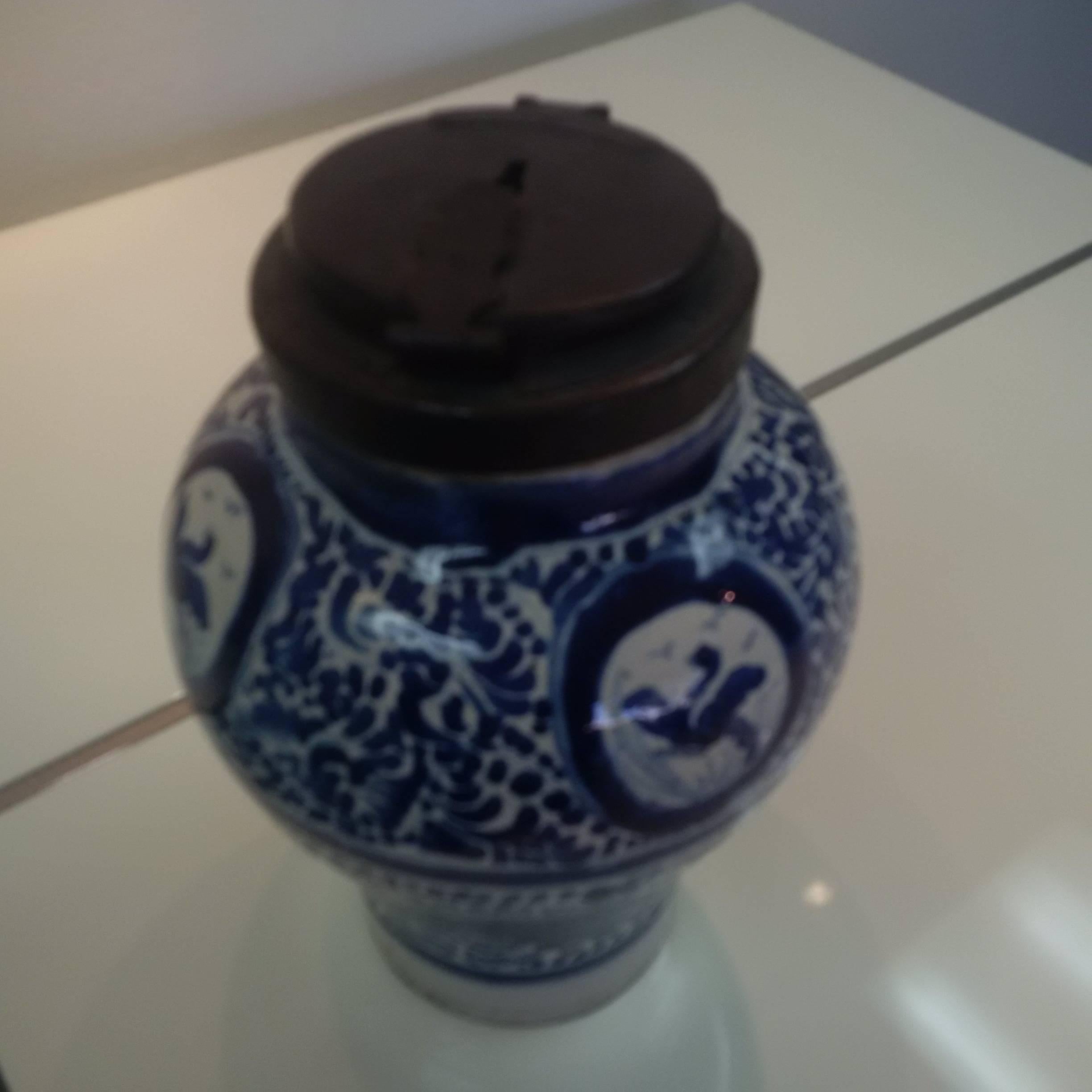 Talavera Mexican Spice Jar with Locking Lid Chocolatera In Good Condition For Sale In Phoenix, AZ