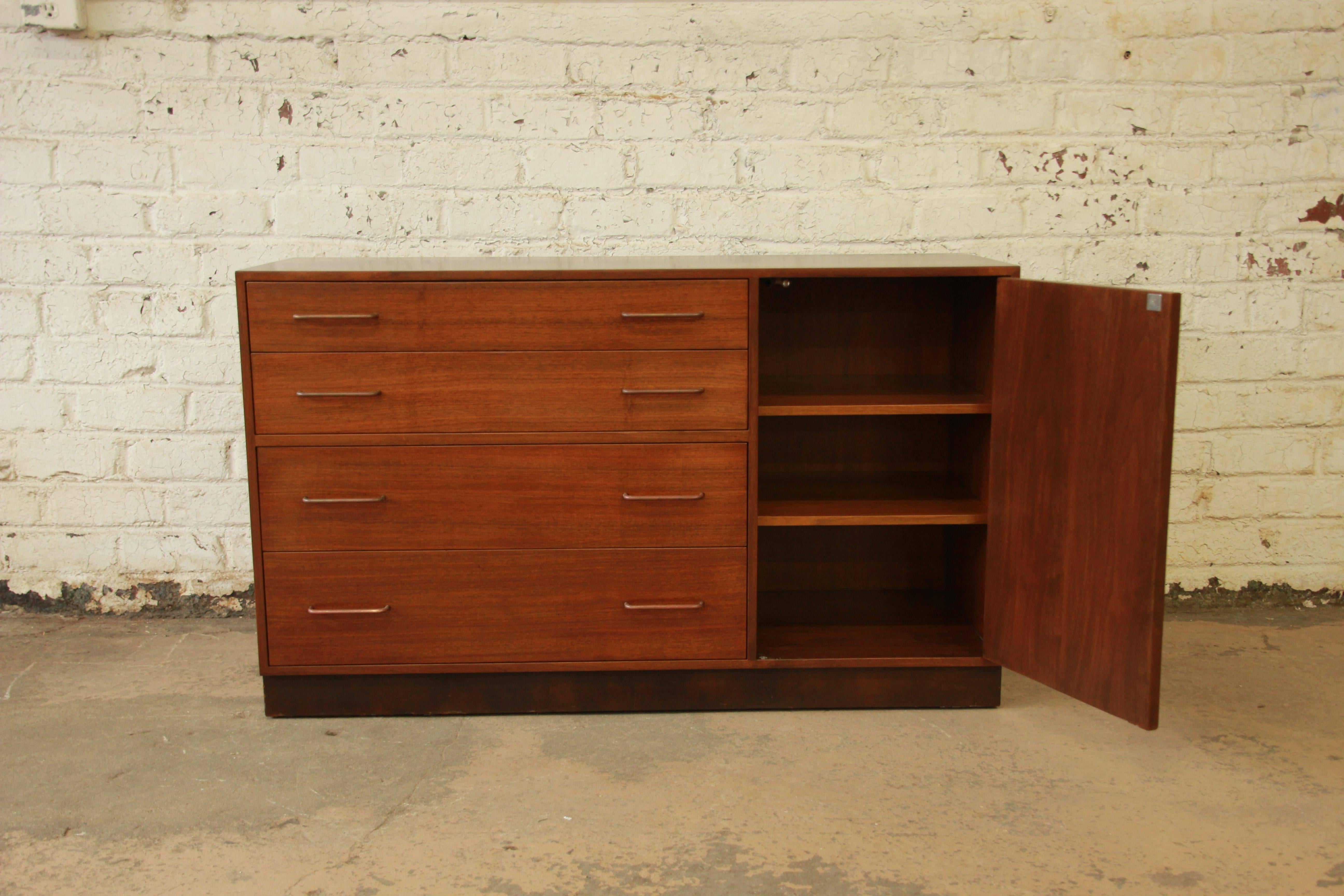 Edward Wormley for Dunbar Mid-Century Modern Walnut Sideboard Credenza In Good Condition In South Bend, IN