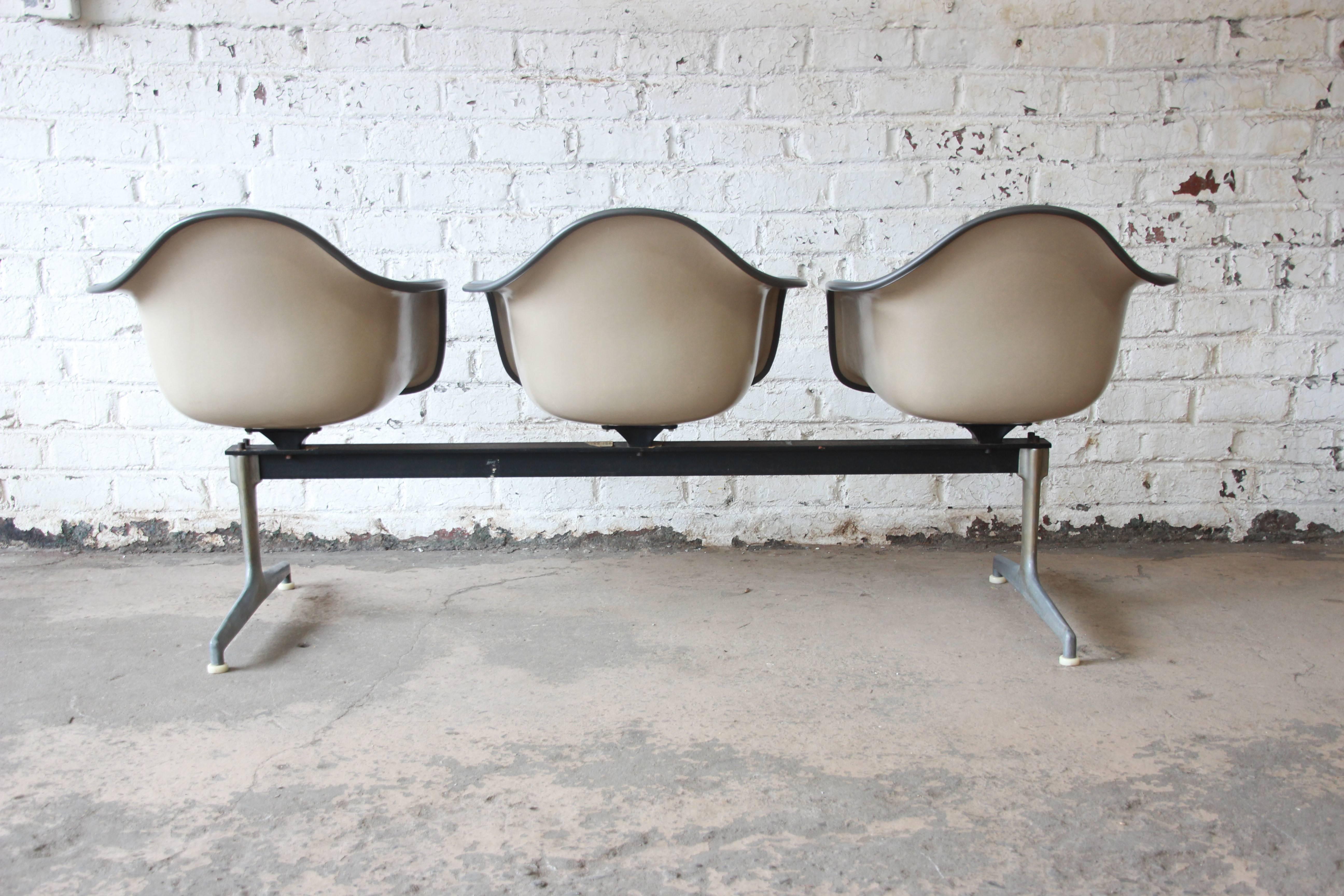 Tandem Three-Seat Shell Chairs by Charles & Ray Eames for Herman Miller In Good Condition In South Bend, IN