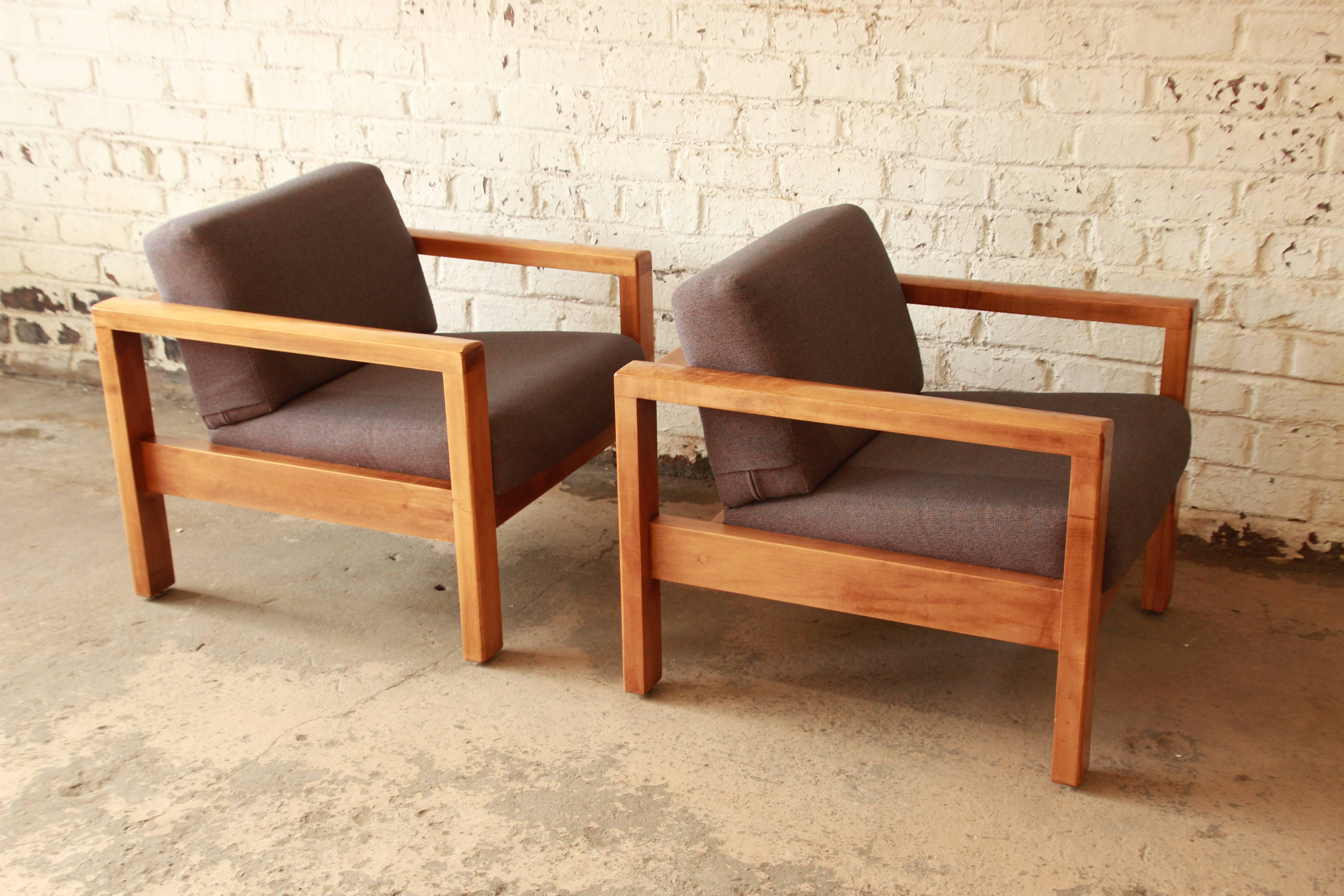 Mid-Century Modern Style Club Chairs by Jasper Chair Co. In Good Condition In South Bend, IN